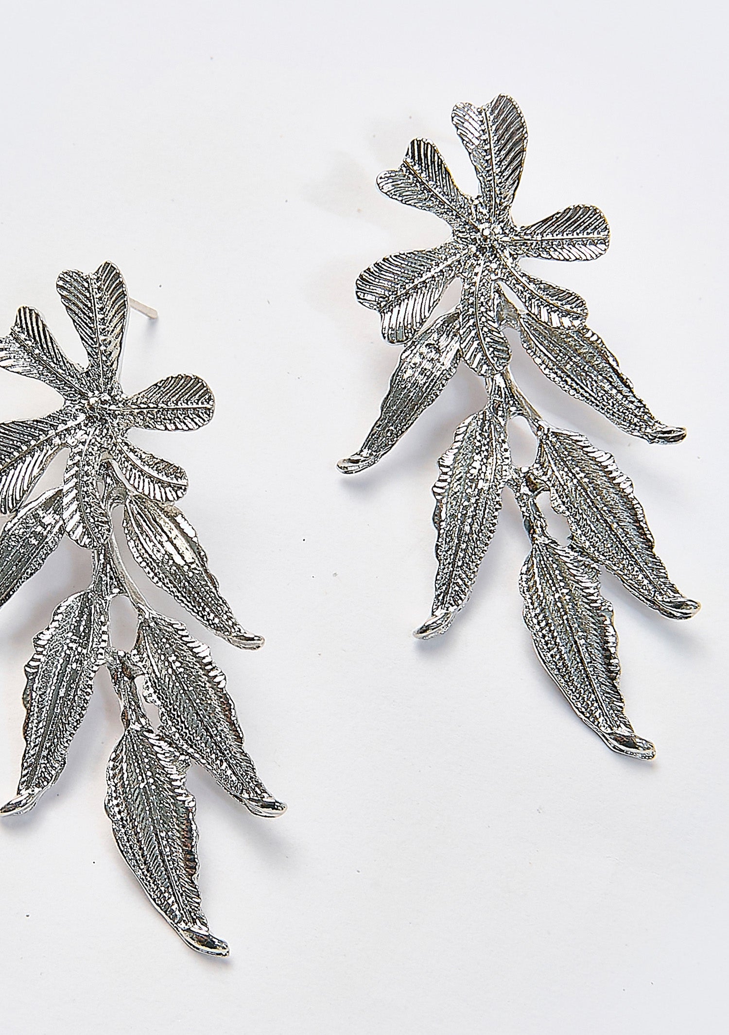 Aretes Colgantes Hojas Texturizadas Plateados