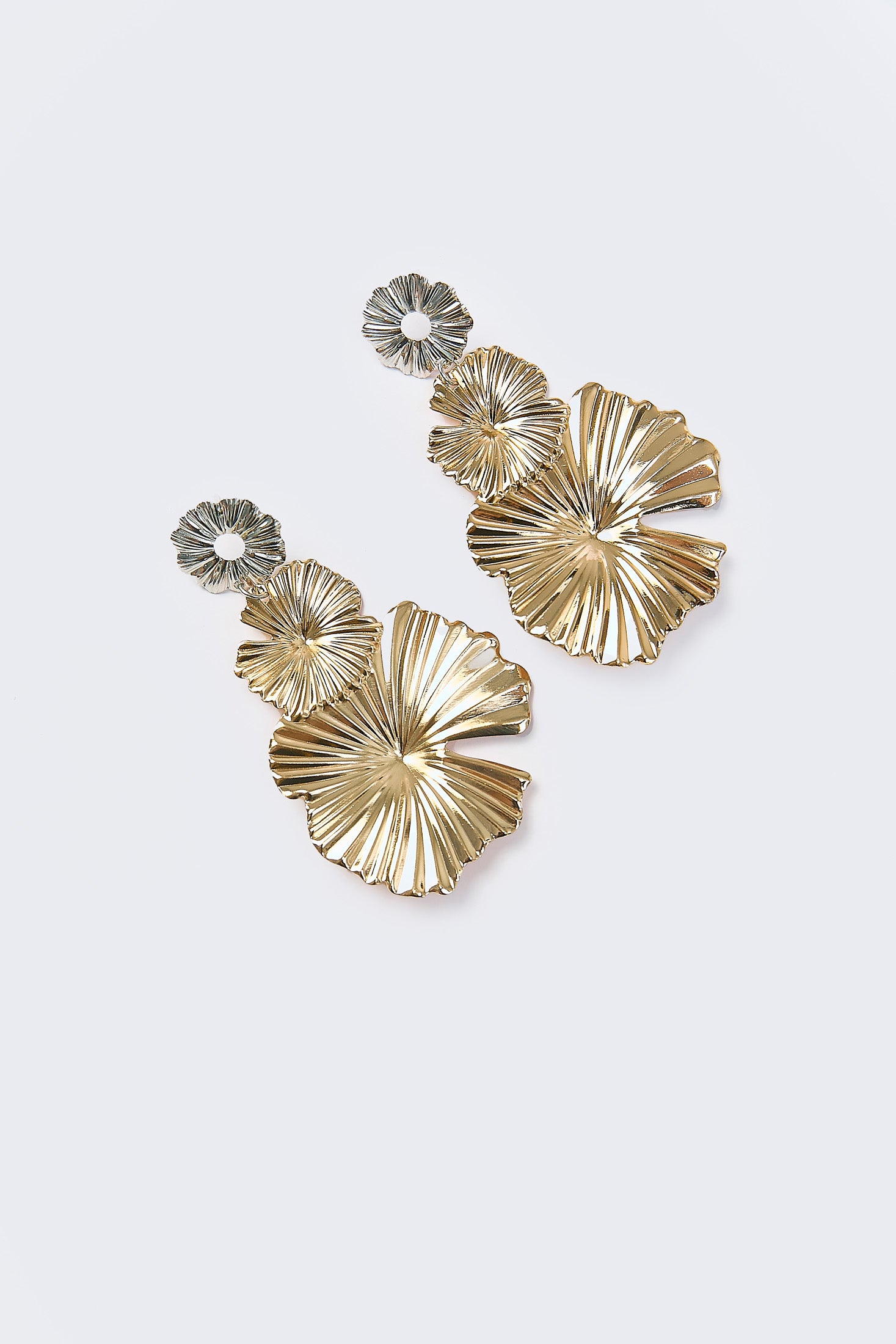 Aretes Colgantes Hoja de Lirio Plisada Dorados