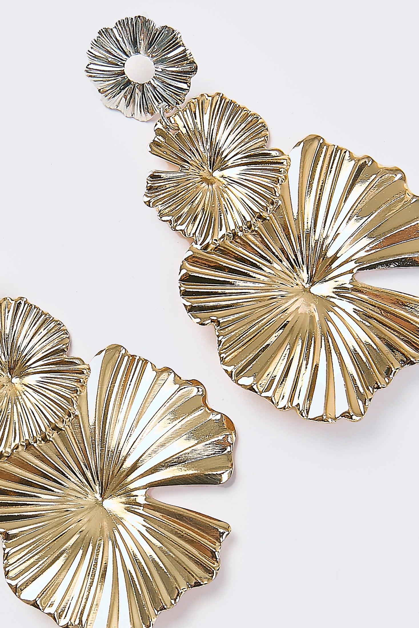 Aretes Colgantes Hoja de Lirio Plisada Dorados