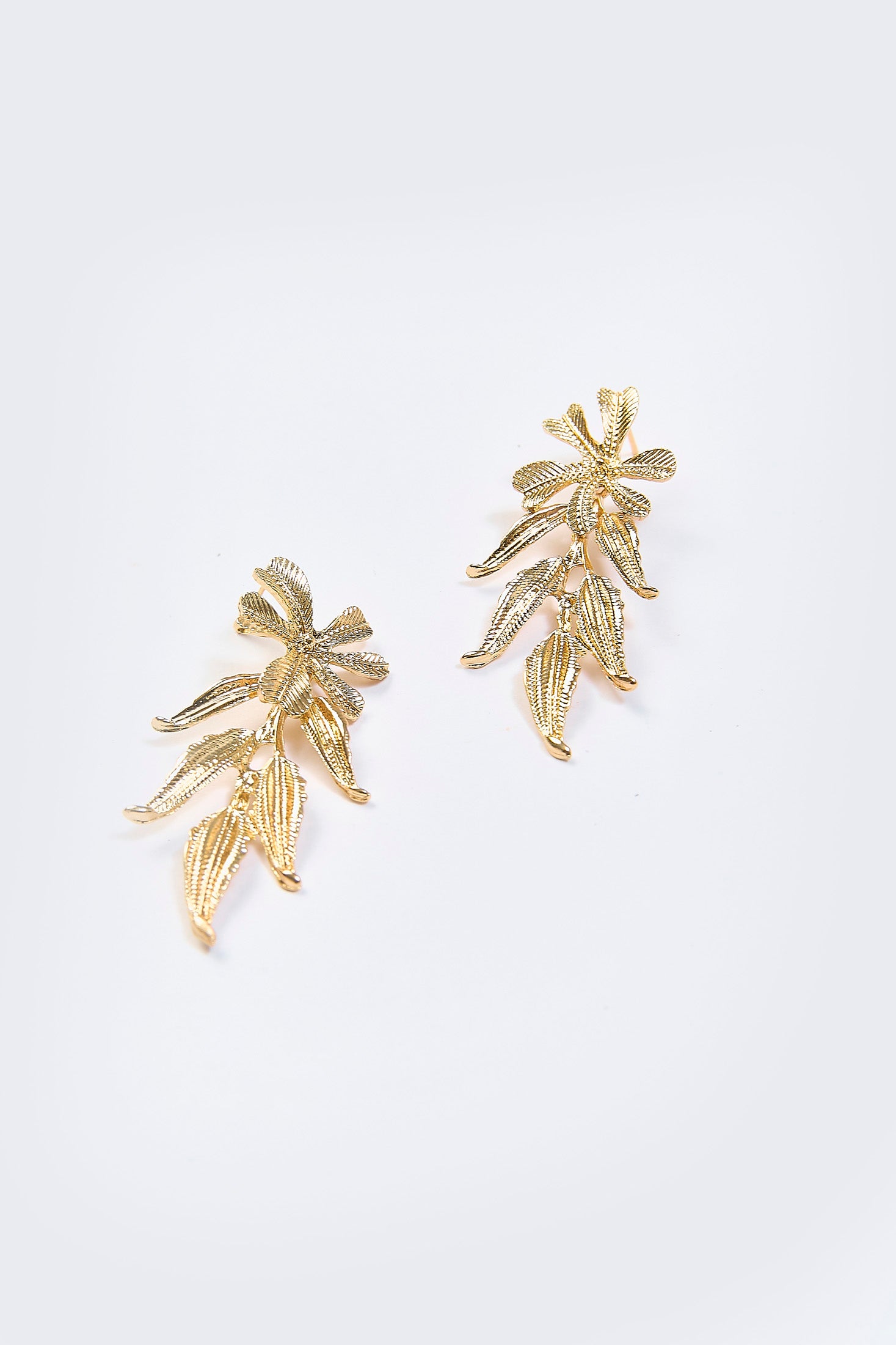 Aretes Colgantes Hojas Texturizadas Dorados