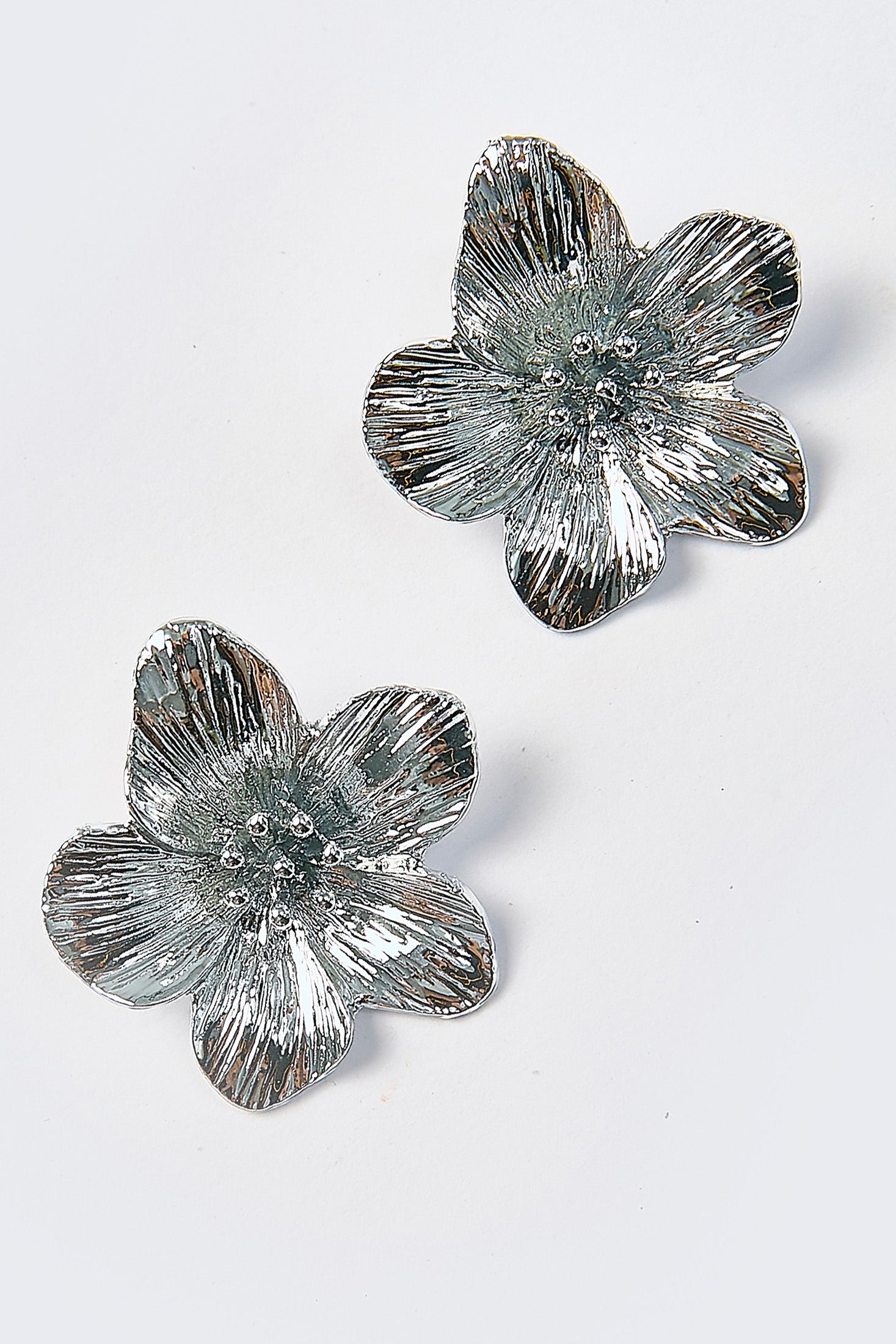 Aretes Flor Metálica Plateados