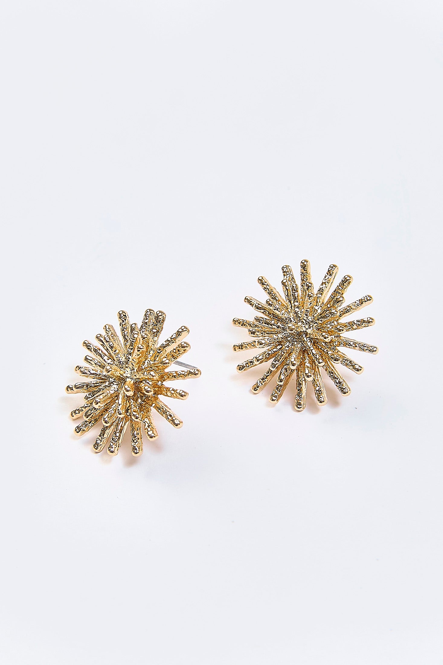 Aretes Topo Sol en Capas Dorados