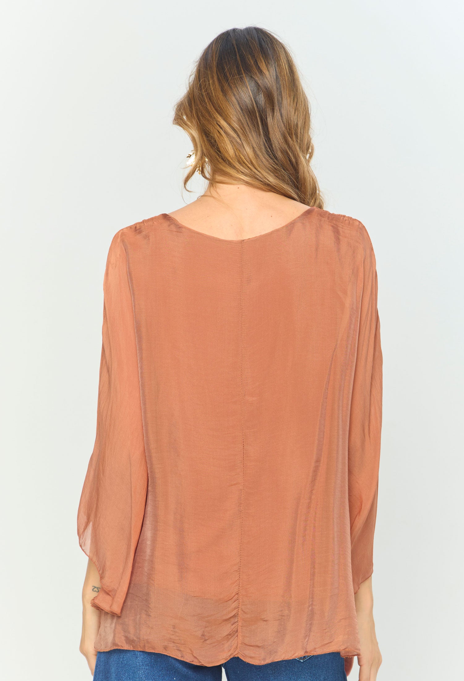 Blusa Seda Mariposa vista 3 - BYBLA Colombia