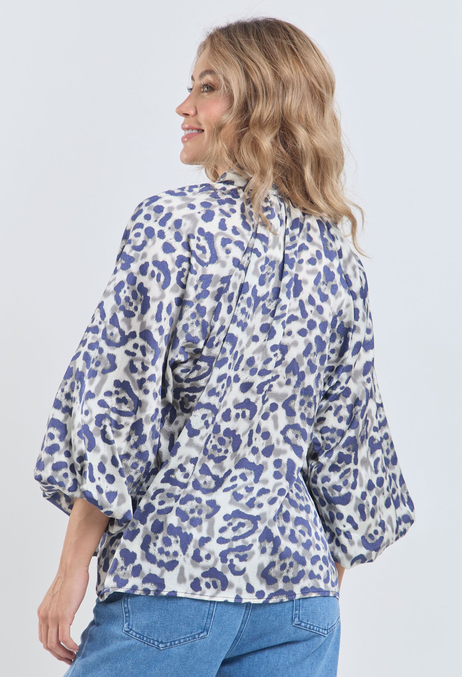 Blusa Diseño Animal Print Azul vista 3 - Outlet BYBLA Colombia