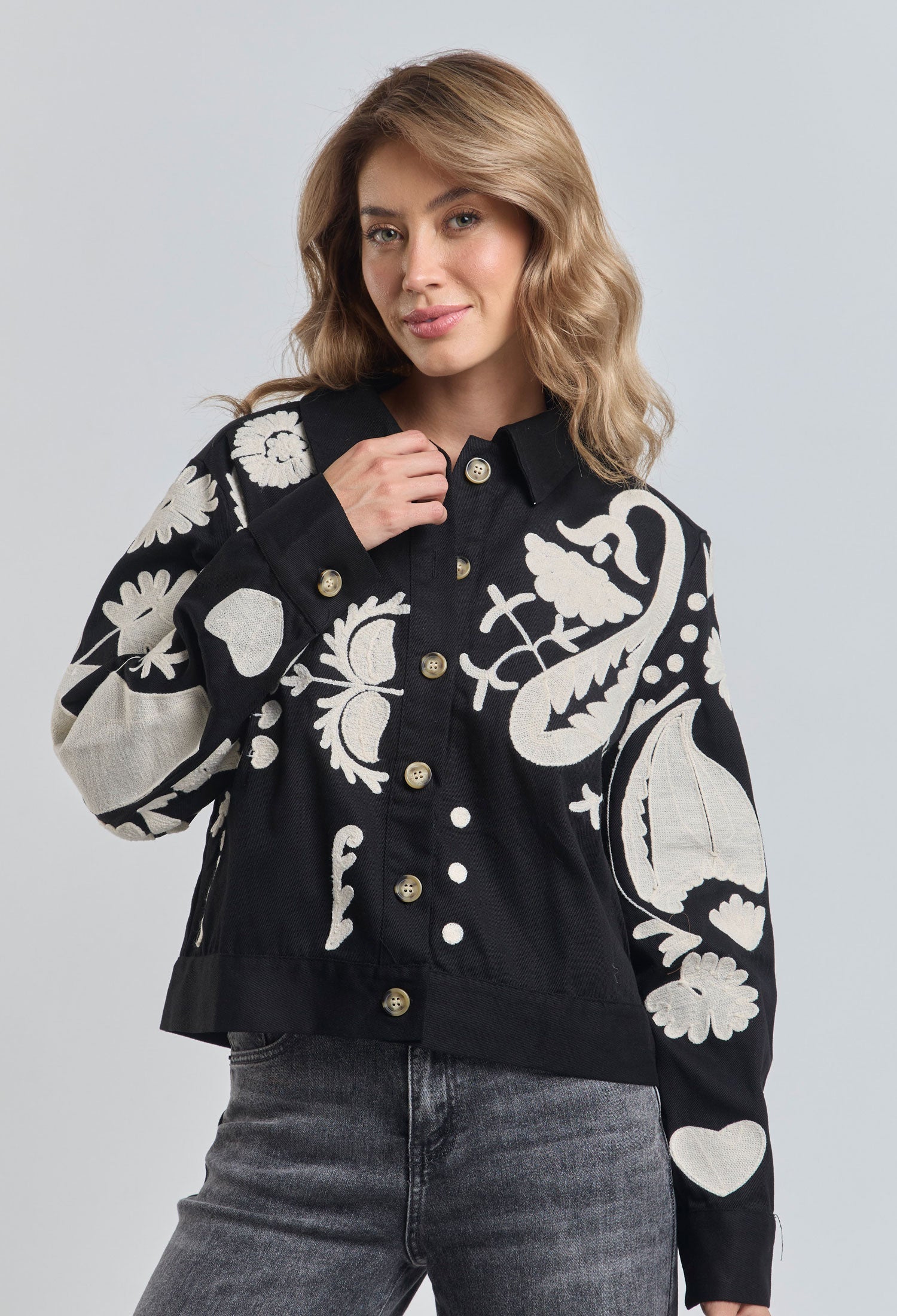 Chaqueta Corta Bordada