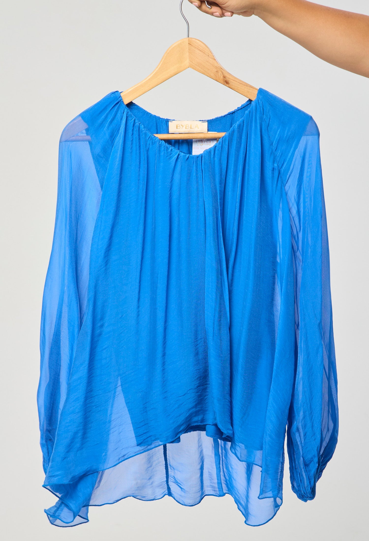 Blusa Seda Oversize Asimétrica vista 5 - BYBLA Colombia