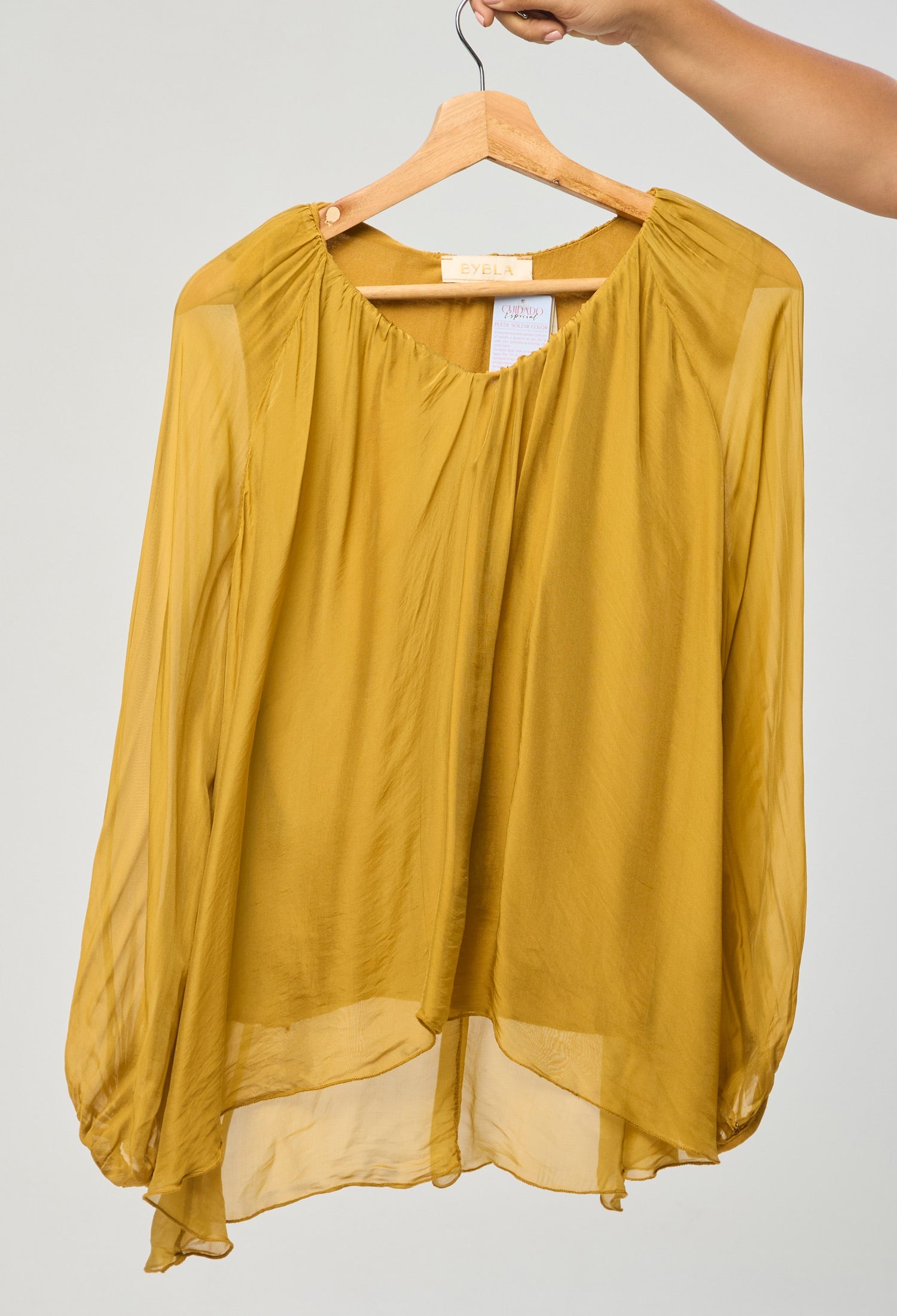 Blusa Seda Oversize Asimétrica vista 4 - BYBLA Colombia
