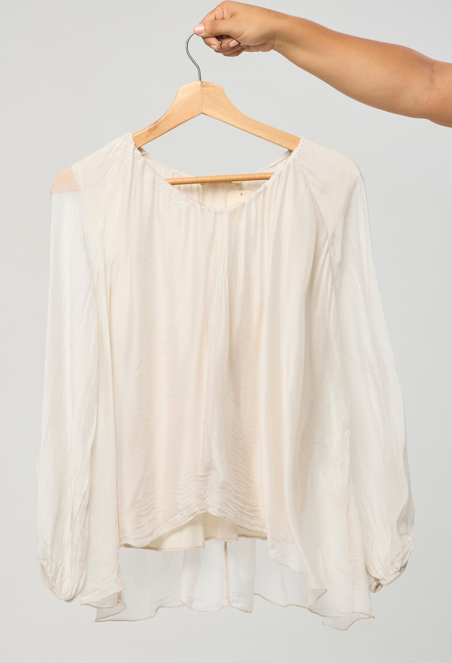 Blusa Seda Oversize Asimétrica vista 6 - BYBLA Colombia