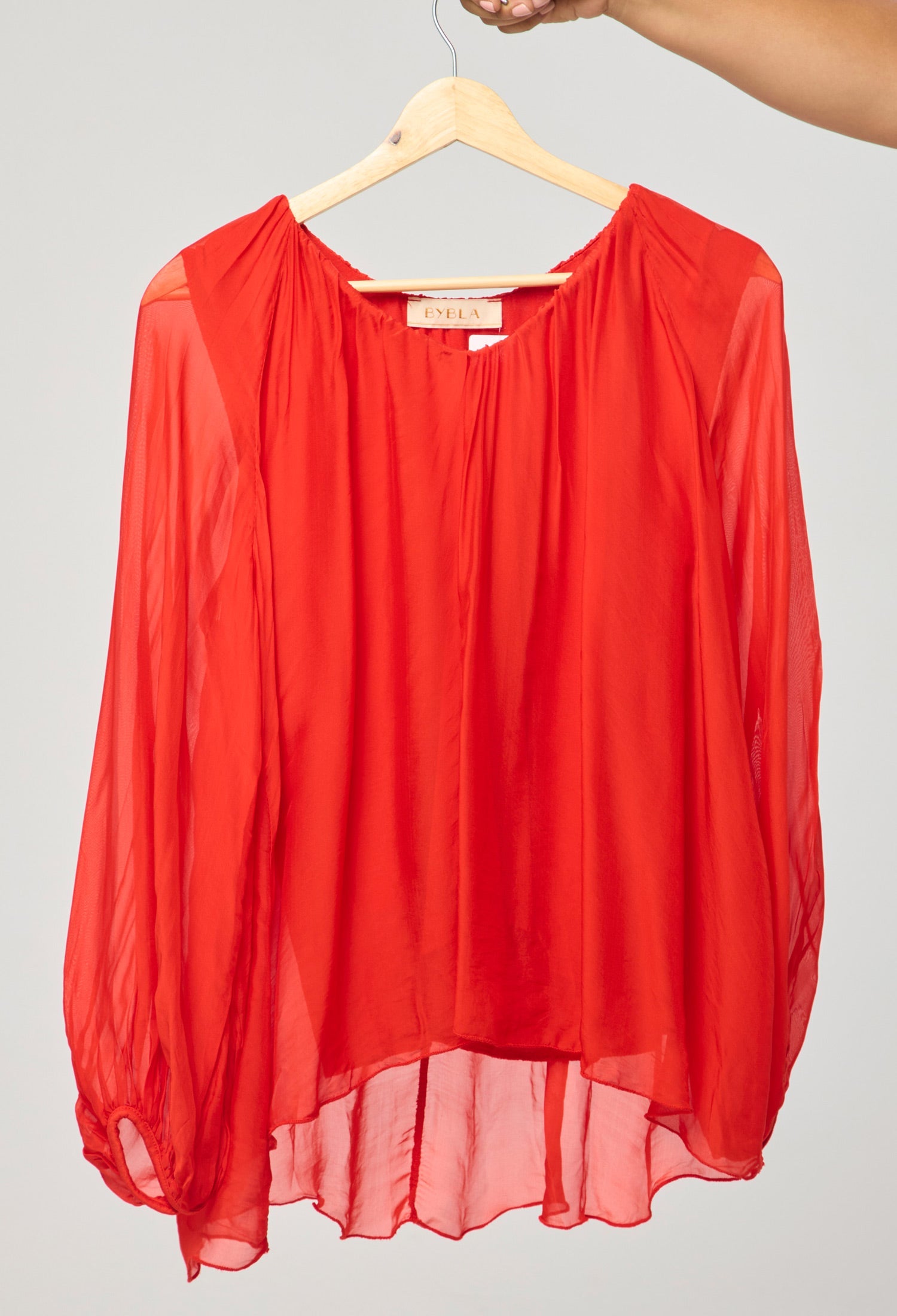 Blusa Seda Oversize Asimétrica vista 3 - BYBLA Colombia