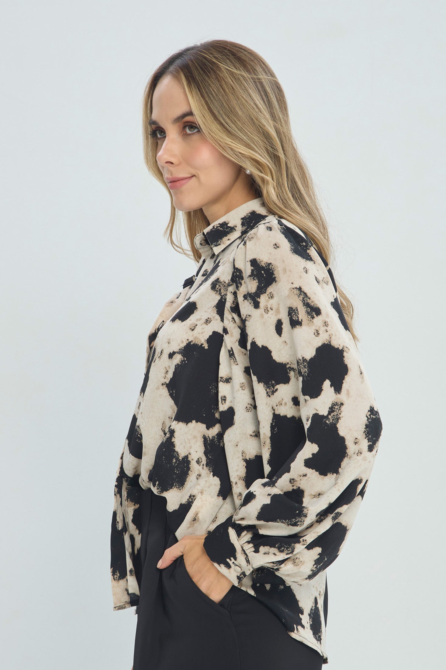Camisa Cow Print vista 2 - Outlet BYBLA Colombia