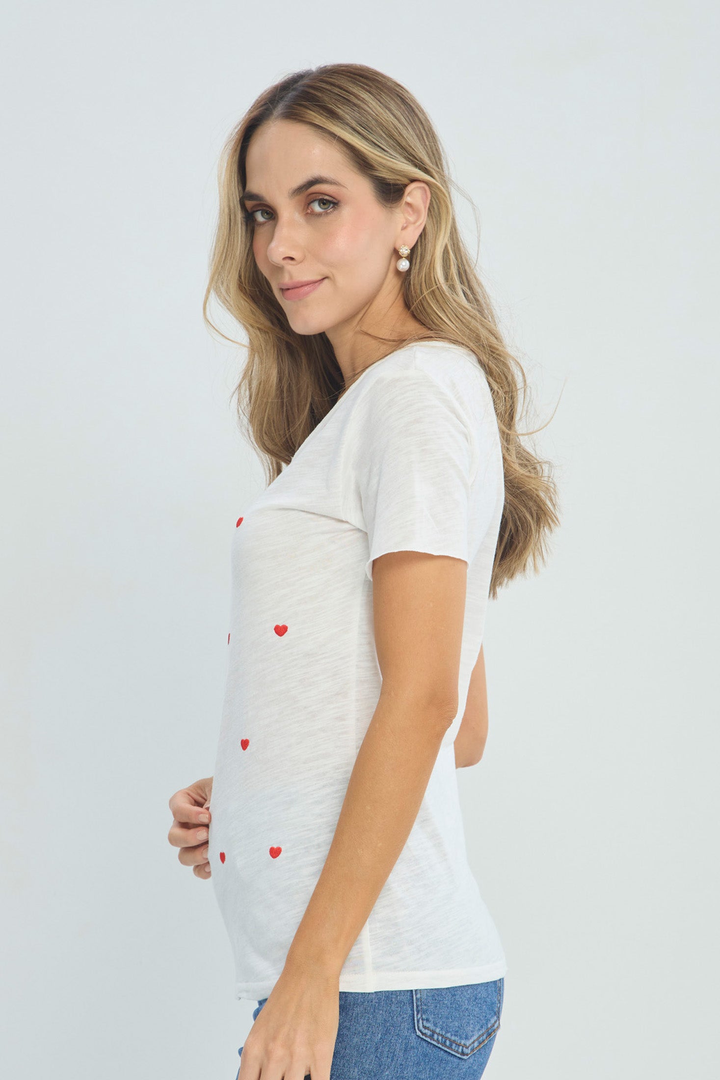 Camiseta Bordado Corazones vista 2 - Outlet BYBLA Colombia