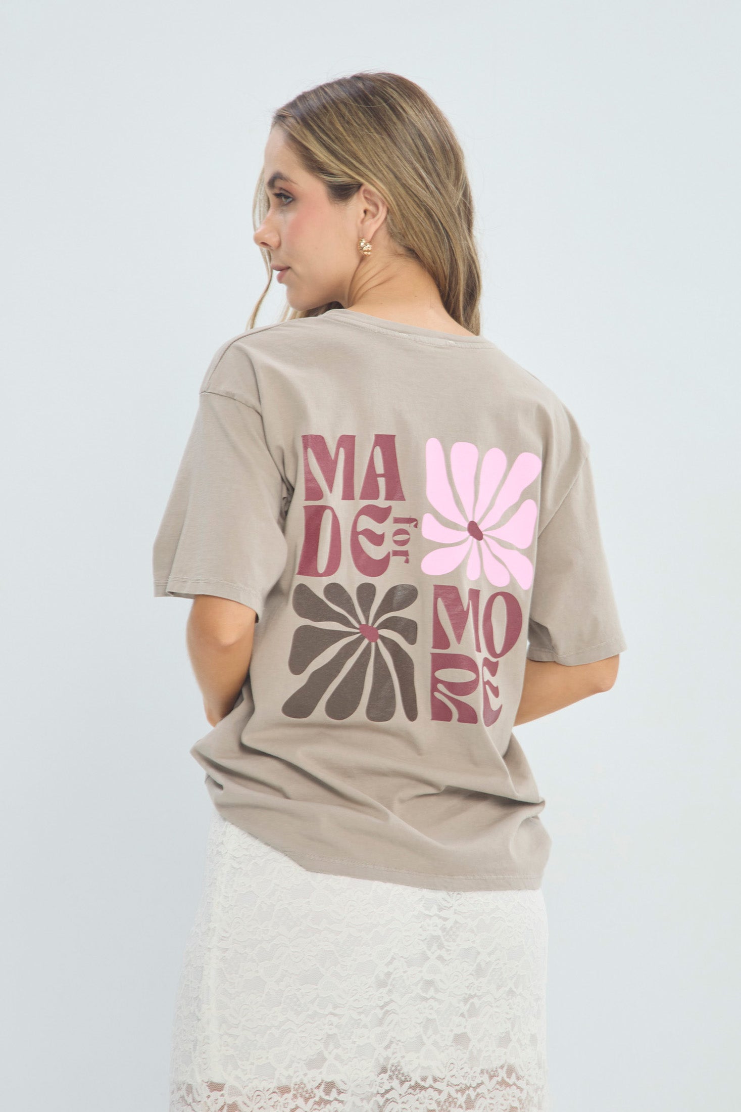 Camiseta Gráfico Made for More vista 3 - Outlet BYBLA Colombia - MARRONES