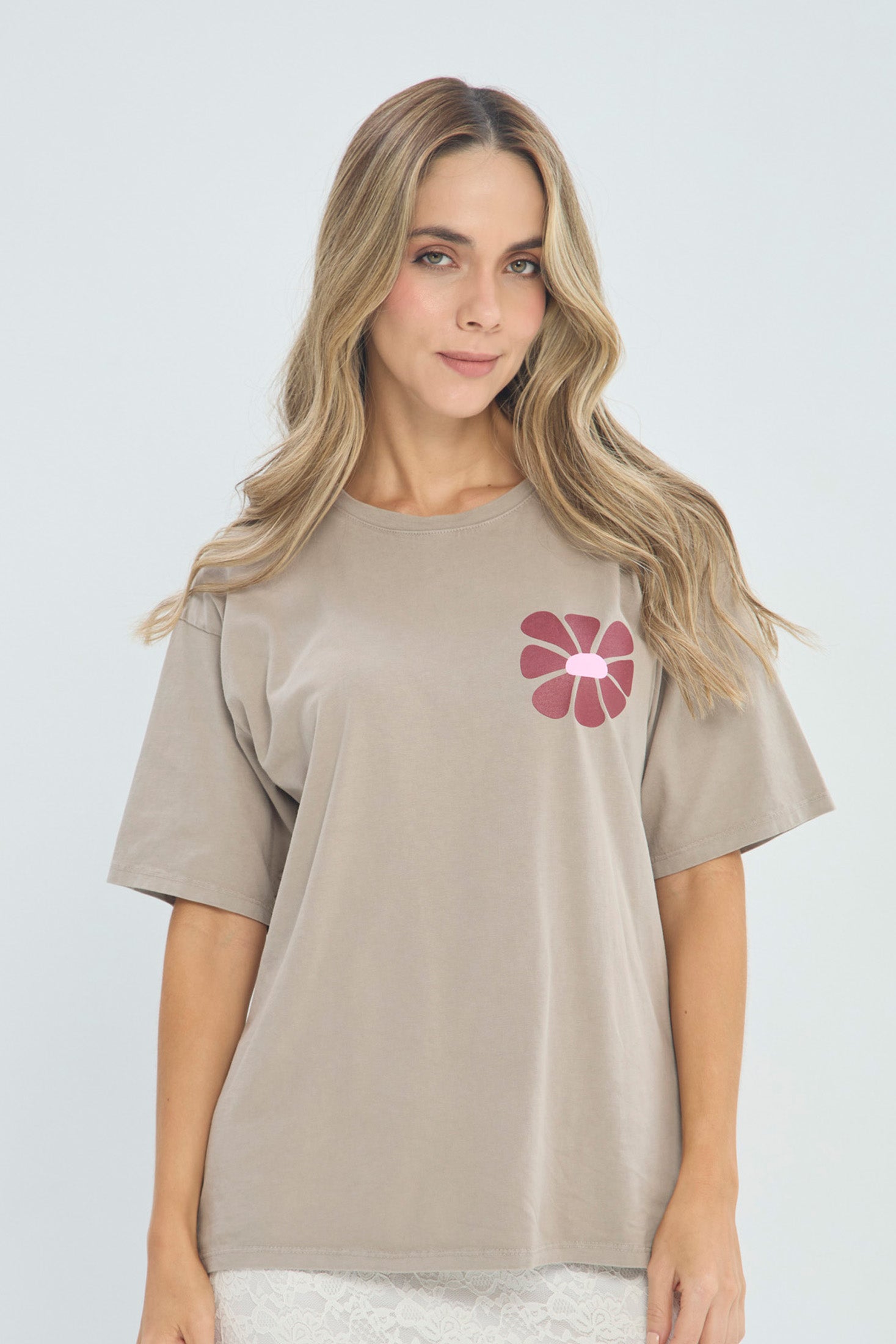 Camiseta Gráfico Made for More vista 4 - Outlet BYBLA Colombia - MARRONES