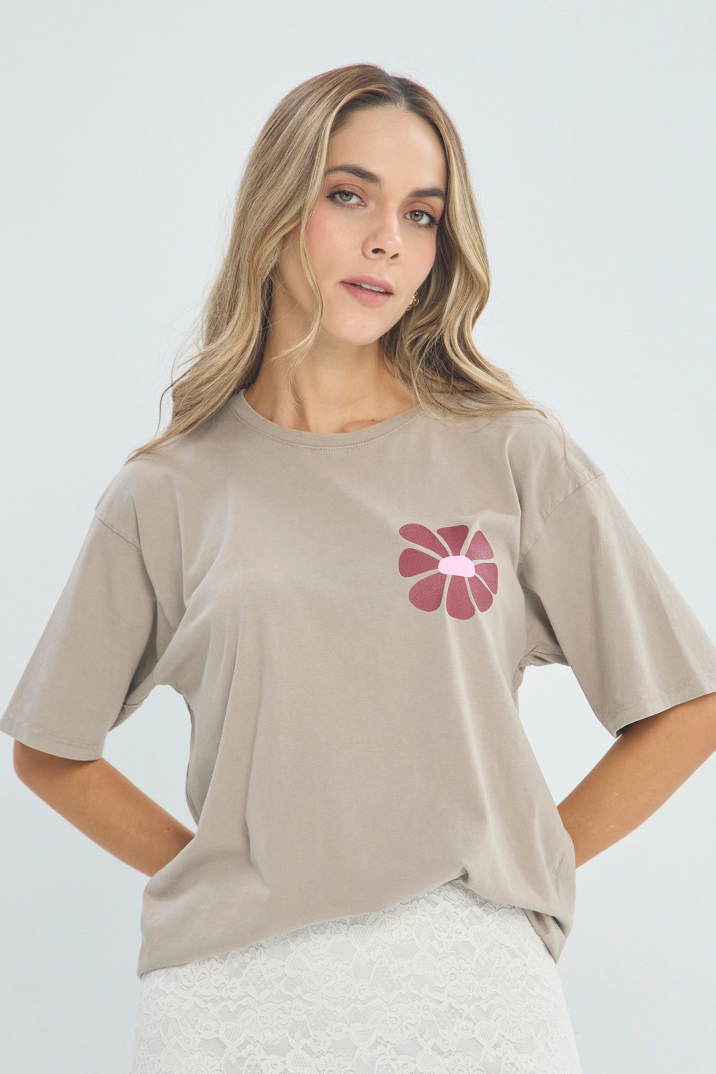 Camiseta Gráfico Made for More - Outlet BYBLA Colombia - MARRONES