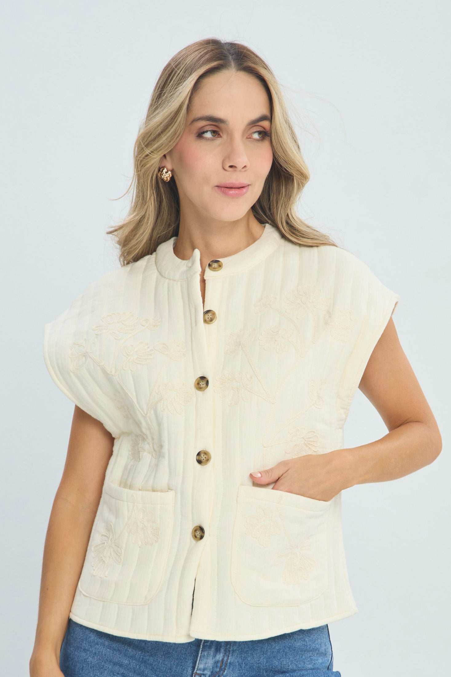 Chaleco Acolchado Bordado Floral - Outlet BYBLA Colombia
