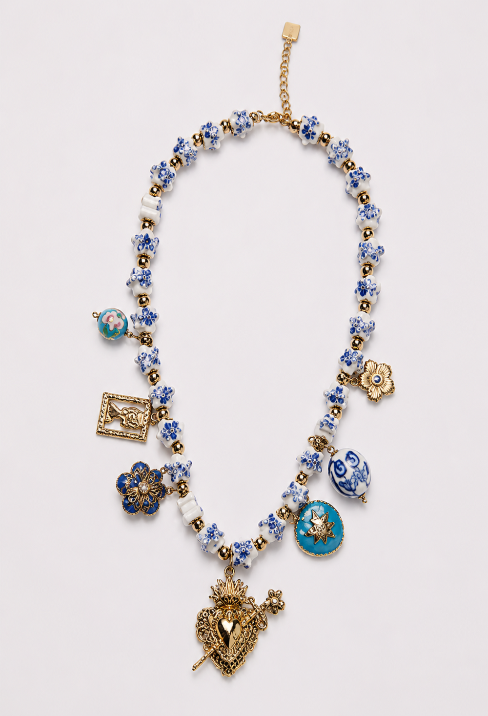 Collar Flores Porcelana con Charms Corazón