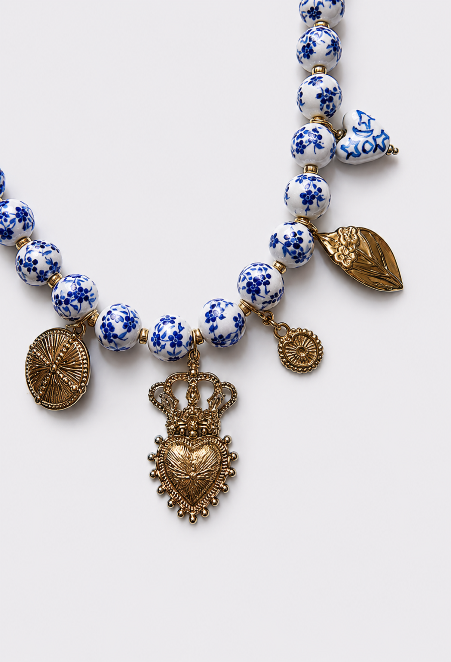 Collar Esferas Porcelana Azul con Charms