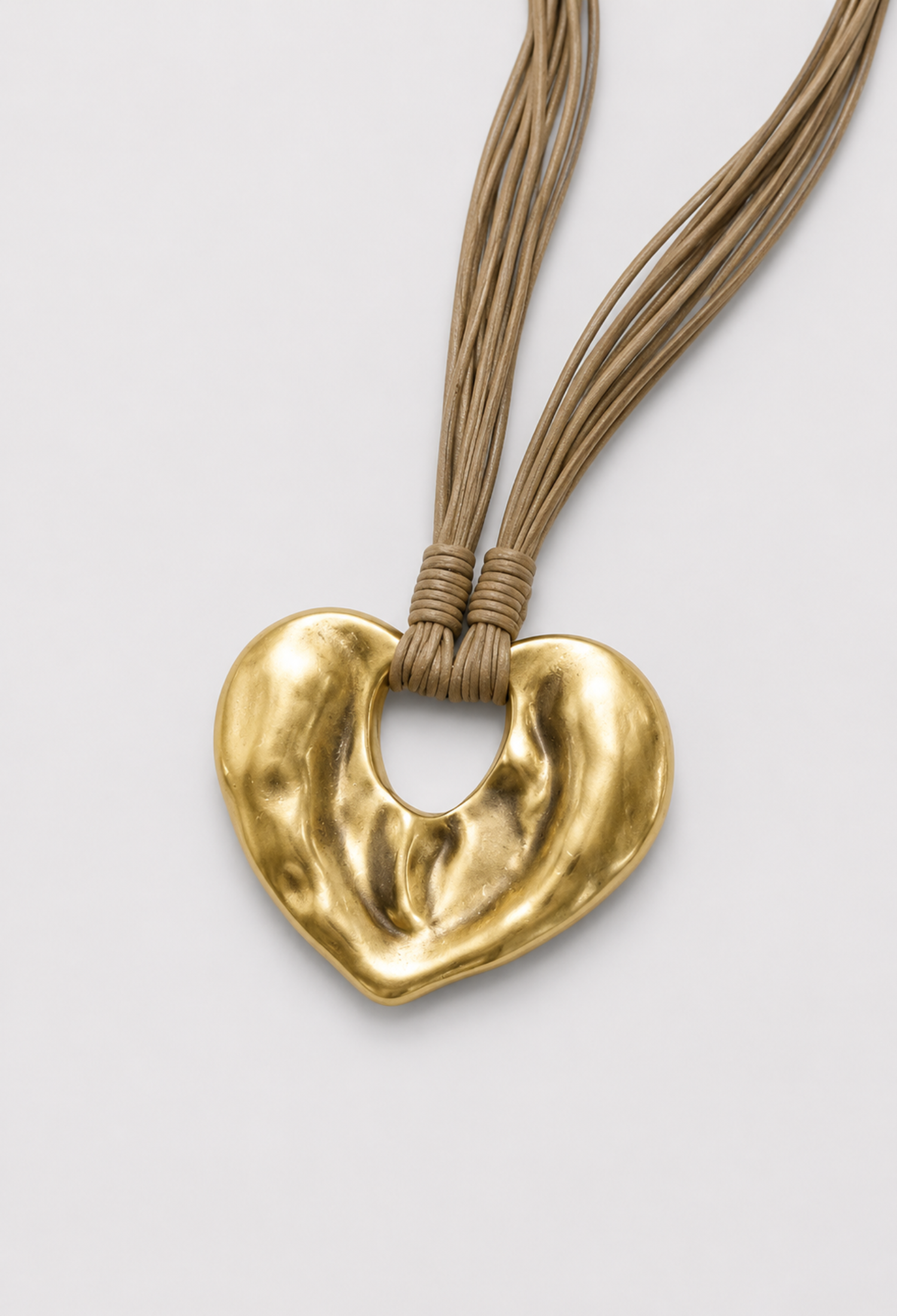 Collar Corazón Dorado con Cordones Taupe