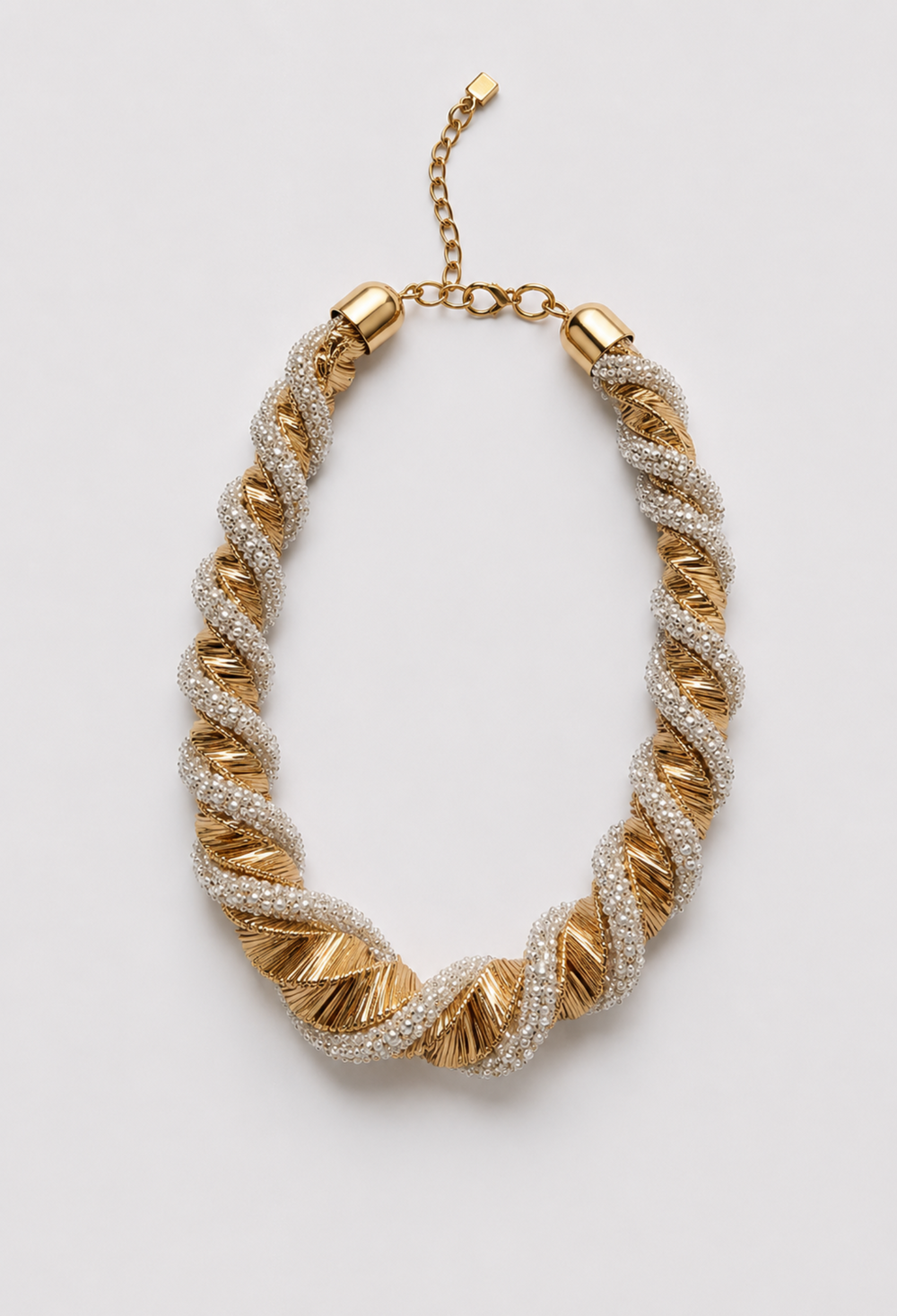 Collar Trenzado Dorado con Micro-Perlas