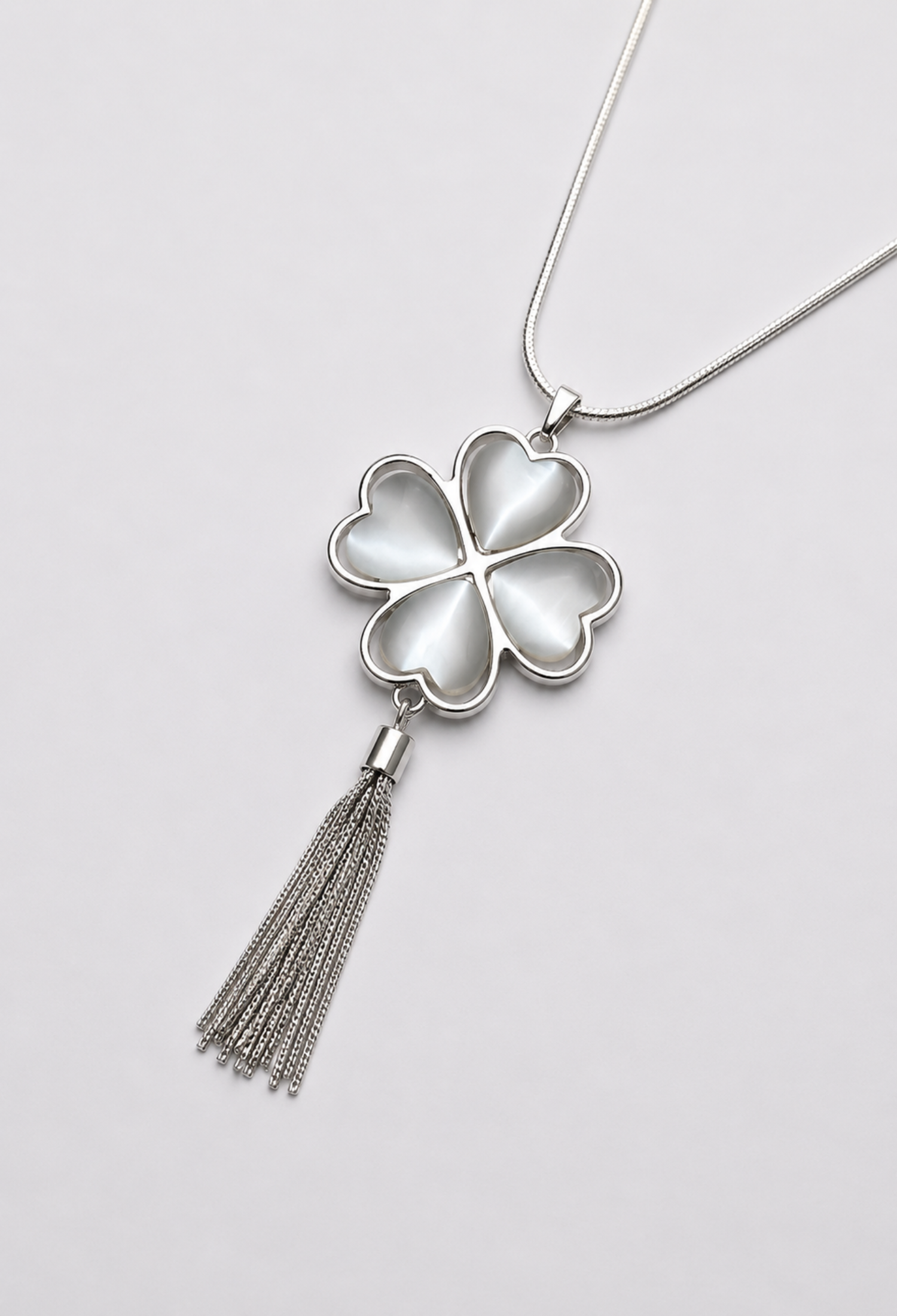 Collar Trébol con Borla
