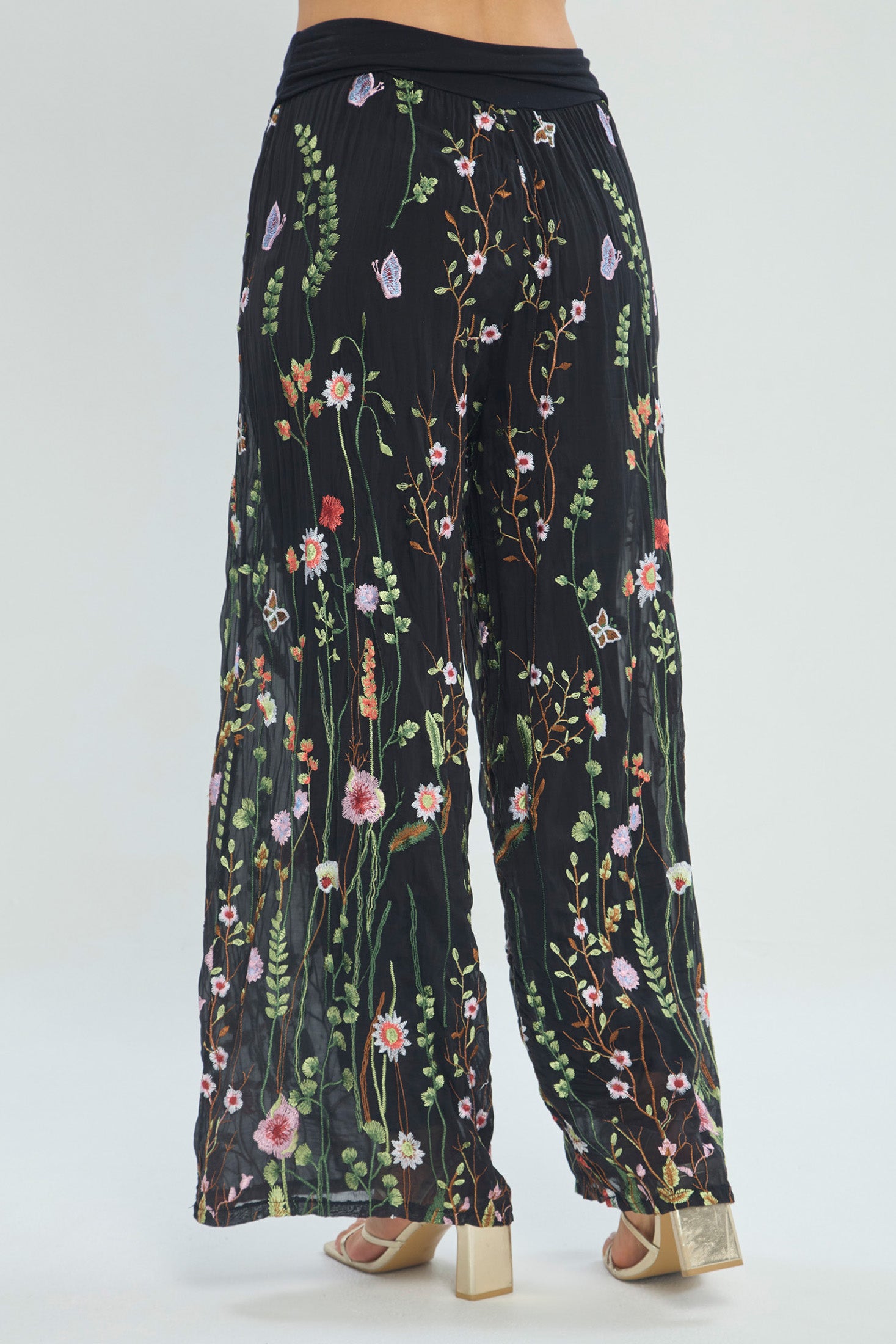 Pantalón Negro Bordado Floral Seda vista 4 - Outlet BYBLA Colombia