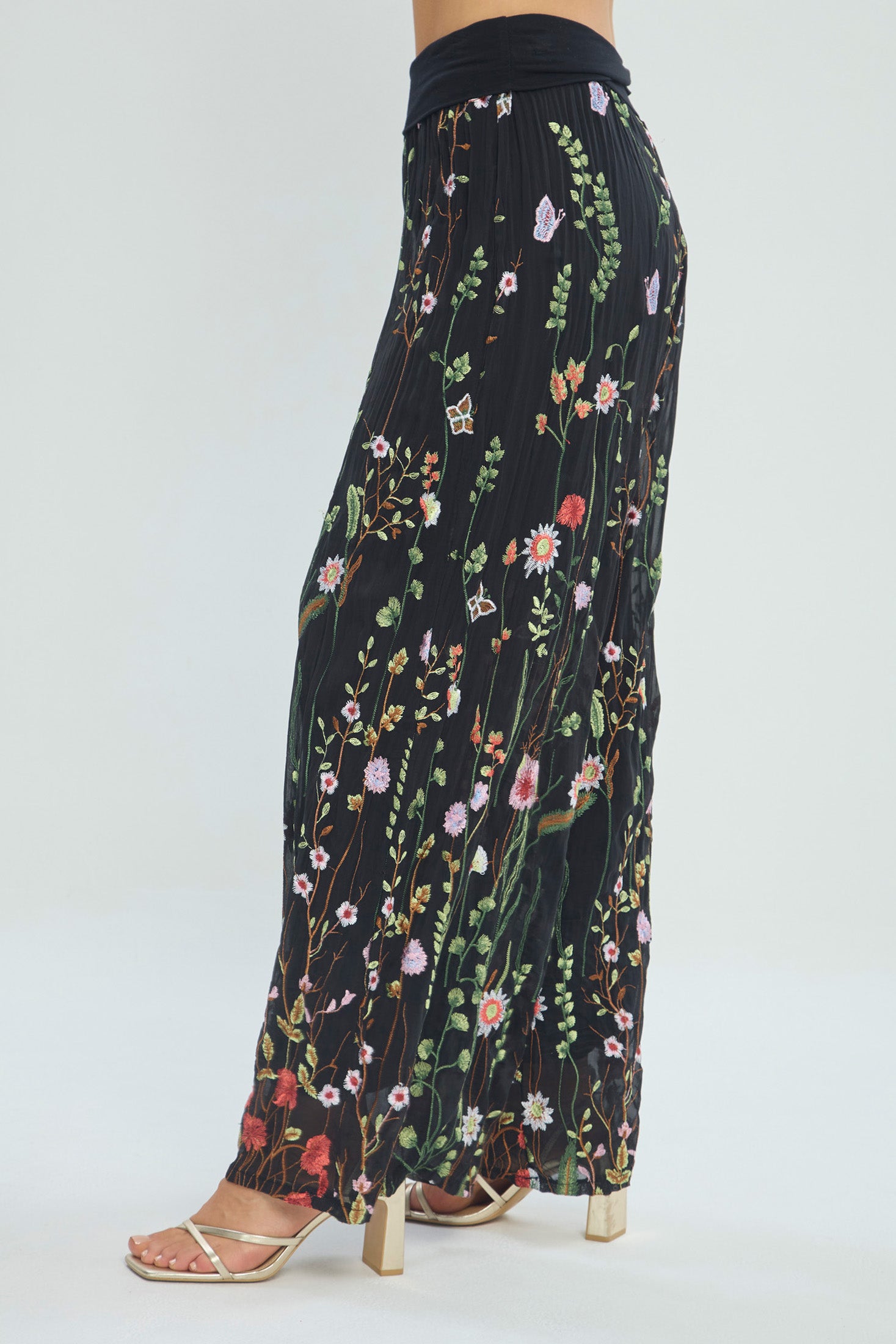 Pantalón Negro Bordado Floral Seda vista 3 - Outlet BYBLA Colombia