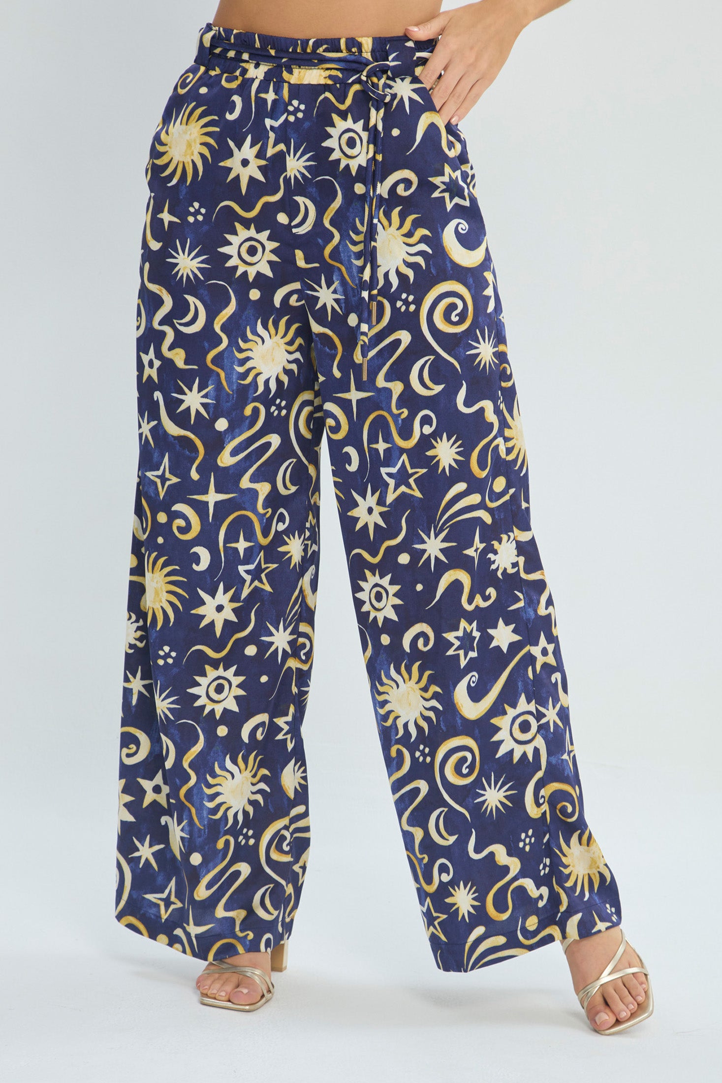 Pantalón Palazzo Estampado Celestial vista 2 - Outlet BYBLA Colombia