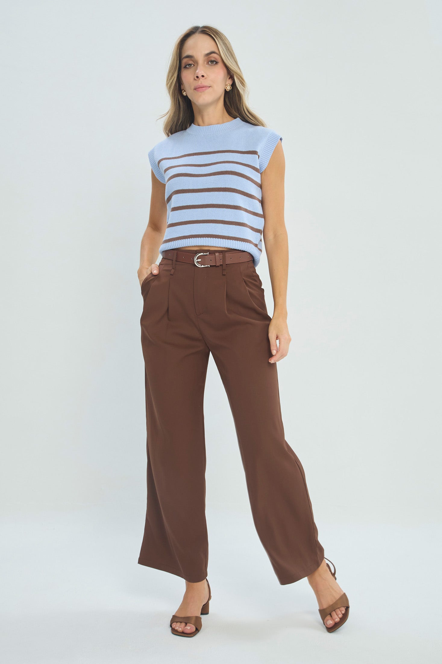 Pantalón Wide Leg Café con Cinturón - Outlet BYBLA Colombia