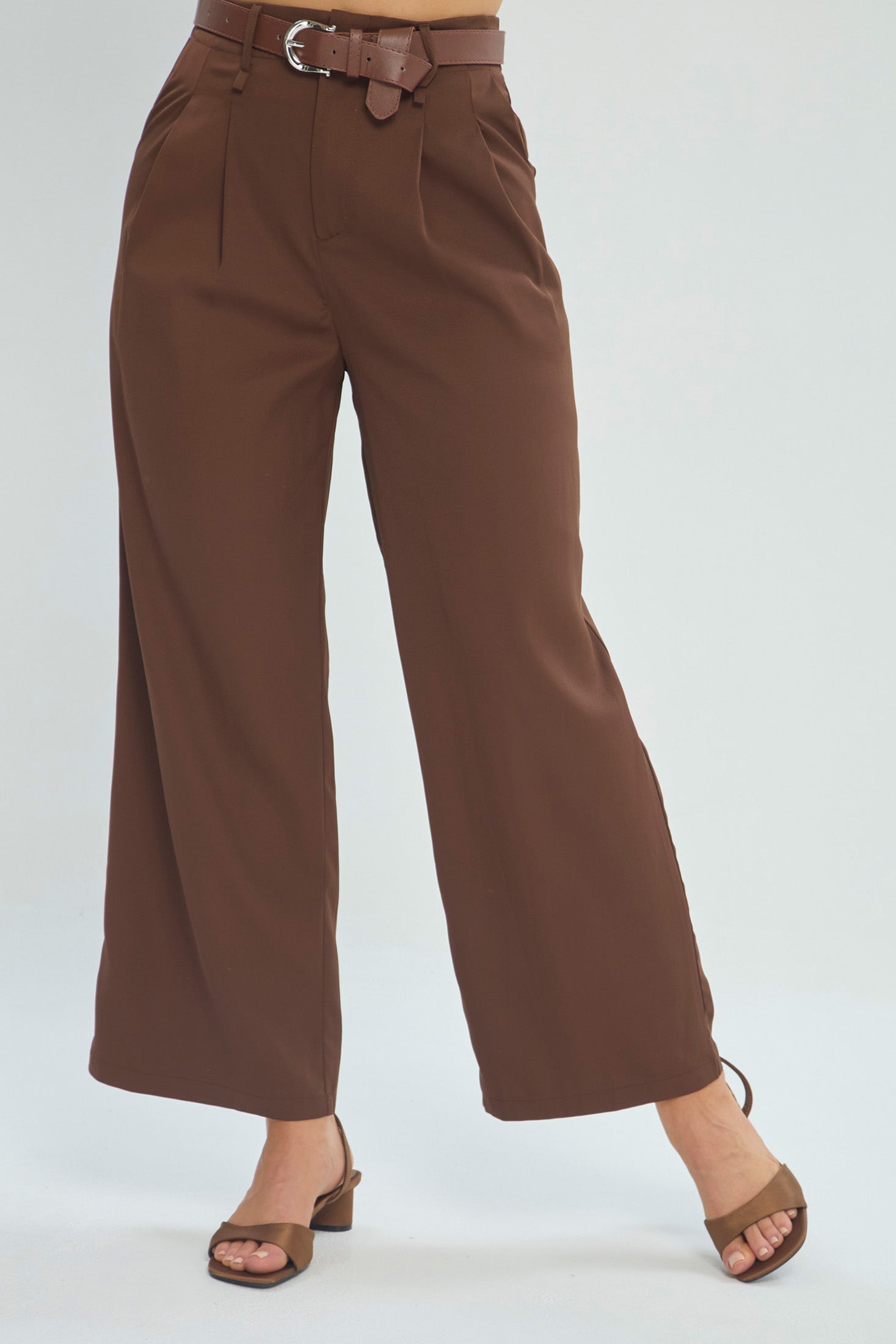 Pantalón Wide Leg Café con Cinturón vista 2 - Outlet BYBLA Colombia