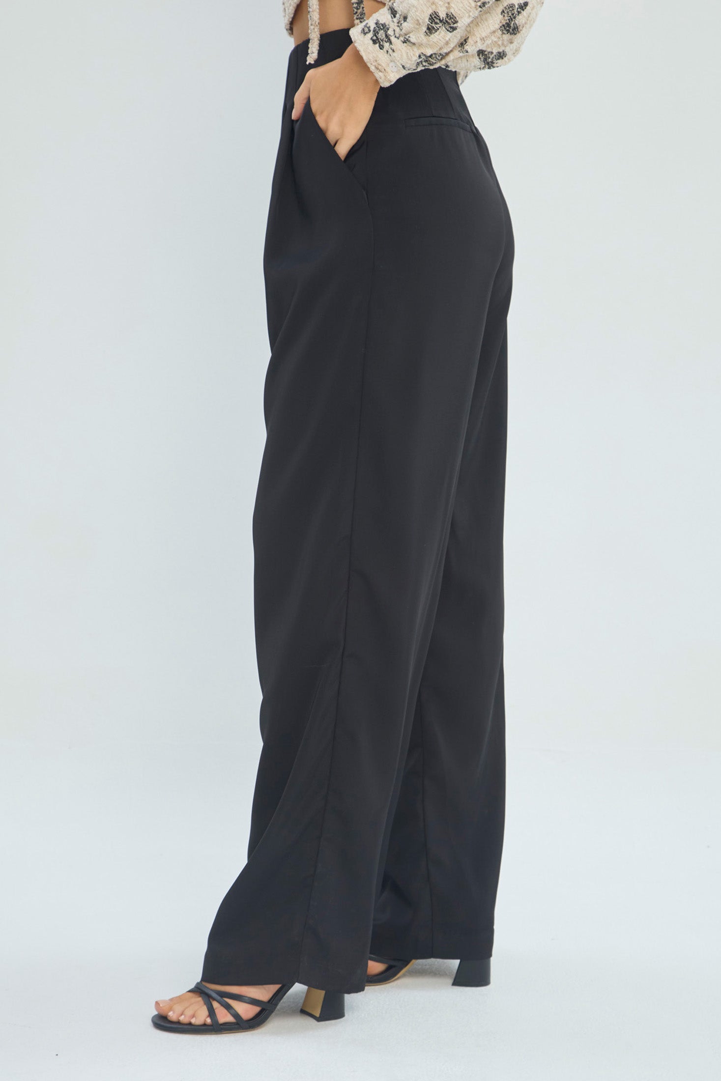 Pantalón Wide Leg vista 3 - Outlet BYBLA Colombia