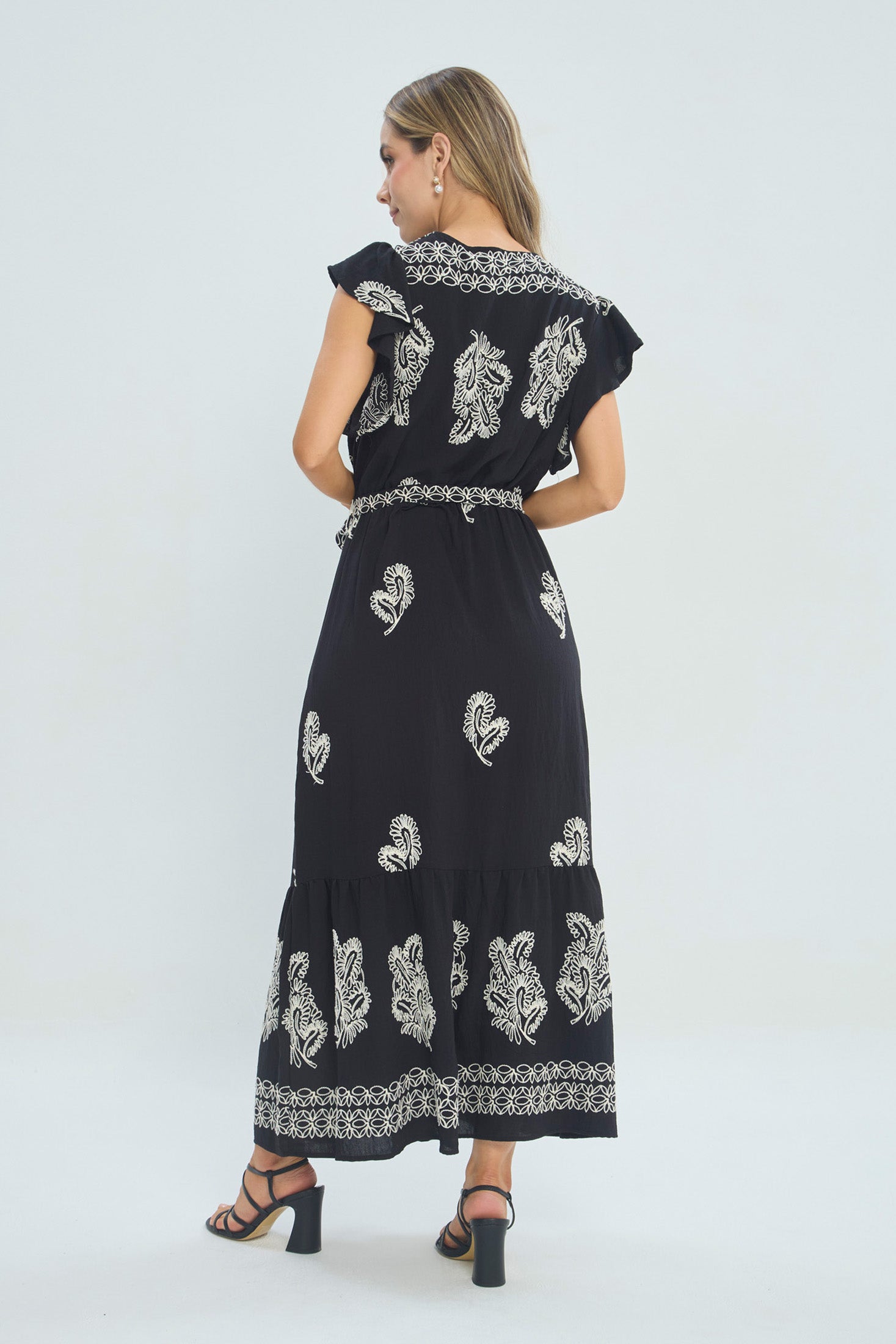 Vestido Largo Bordado vista 3 - Outlet BYBLA Colombia