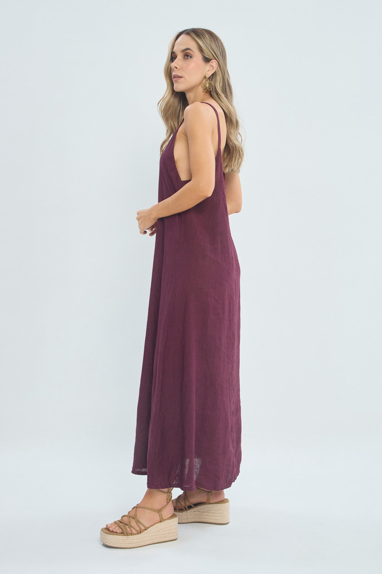 Vestido Lino Cargaderas vista 2 - Outlet BYBLA Colombia