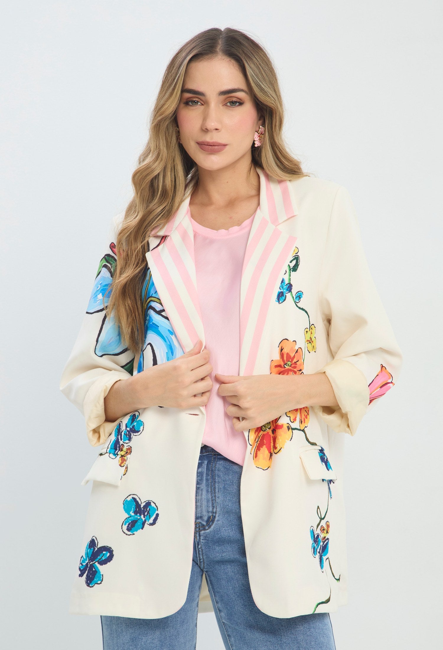 Blazer beige largo con bordado floral y solapa con rayas rosadas