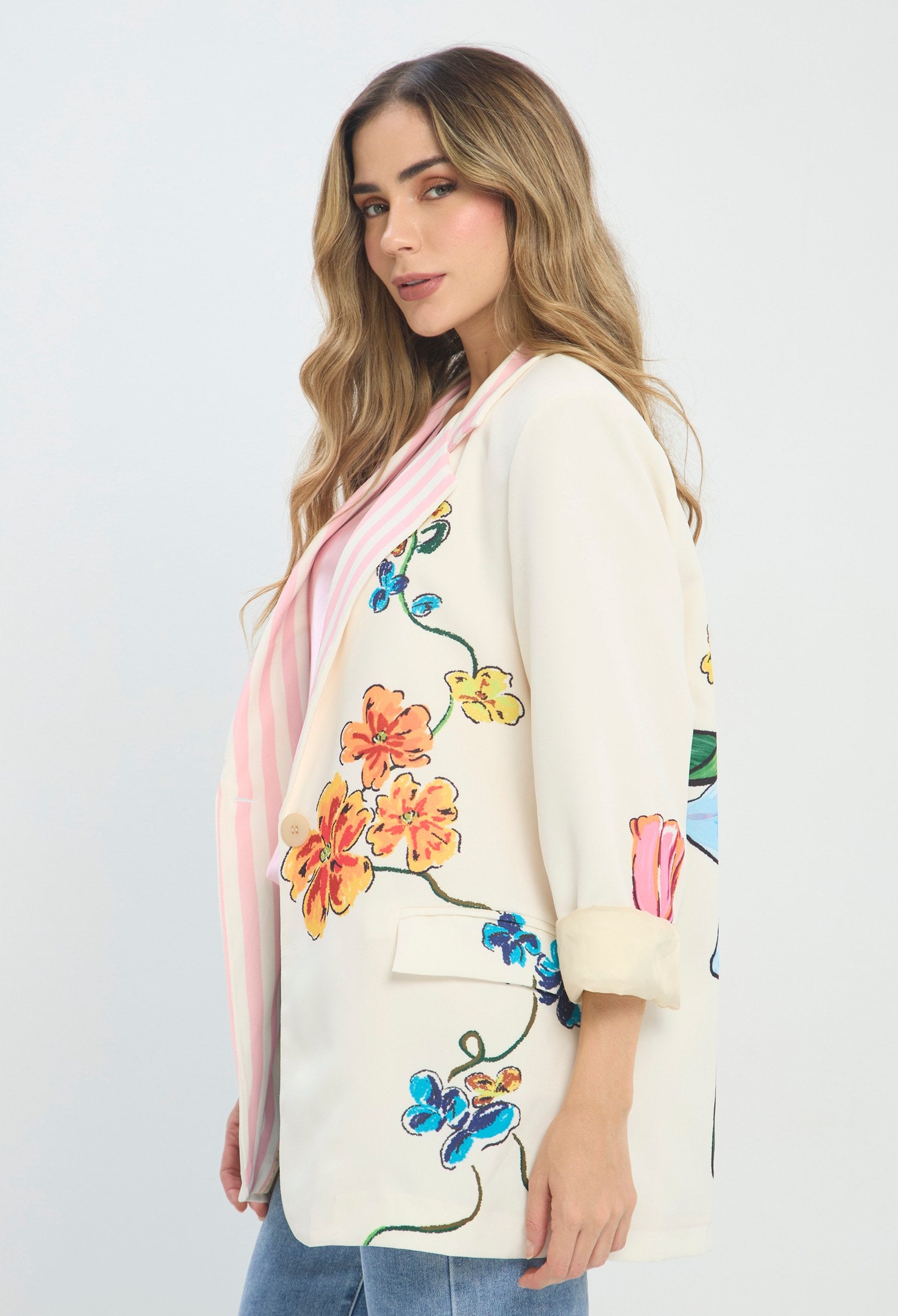 Blazer beige largo con bordado floral y solapa con rayas rosadas - vista 2