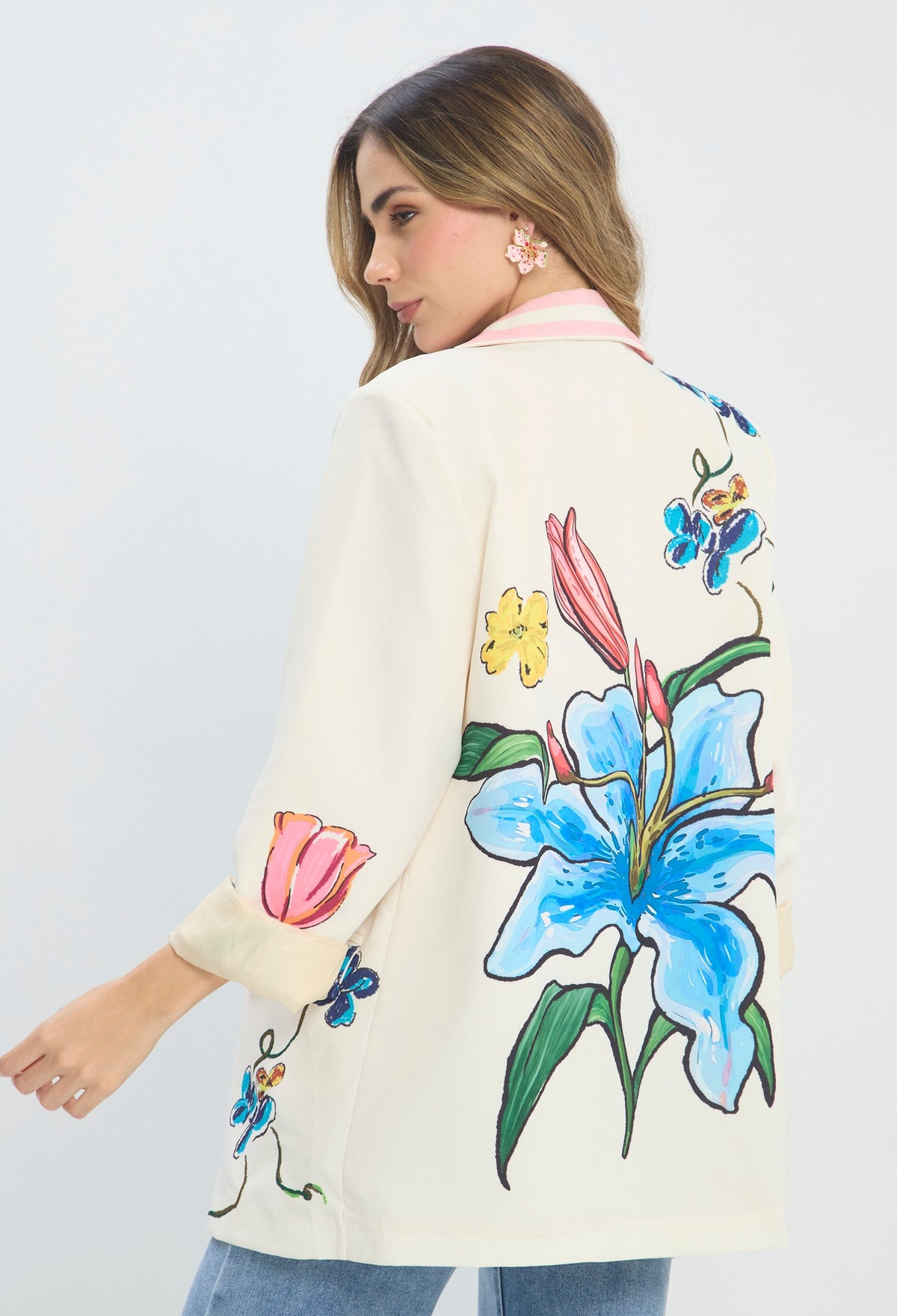 Blazer beige largo con bordado floral y solapa con rayas rosadas - vista 3