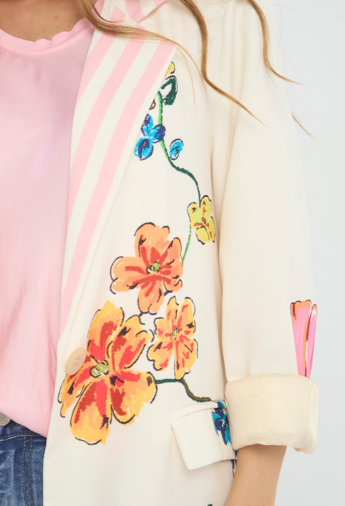 Blazer beige largo con bordado floral y solapa con rayas rosadas - vista 5