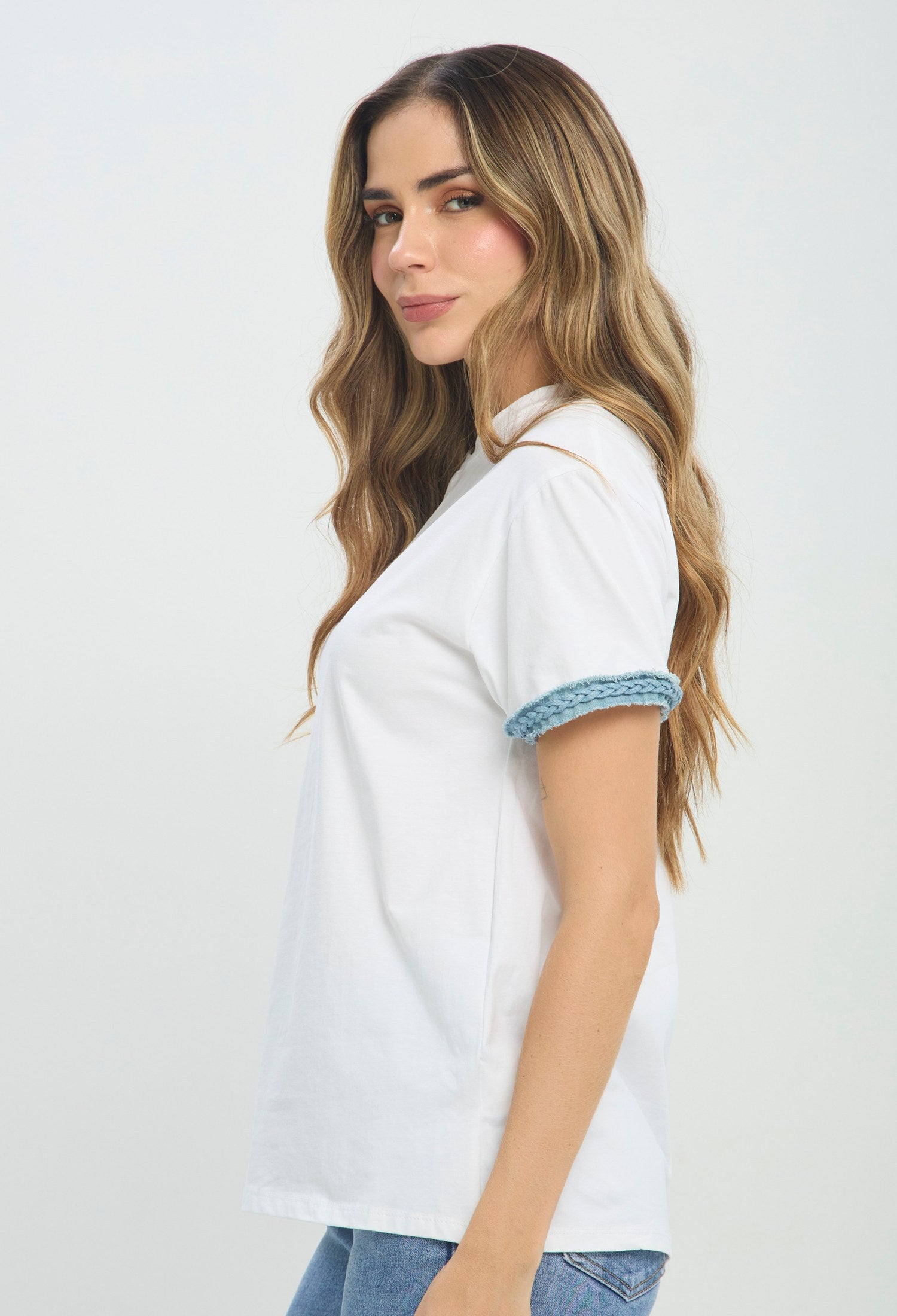 Camiseta Bordado Logo blanco BYBLA Colombia - vista 2