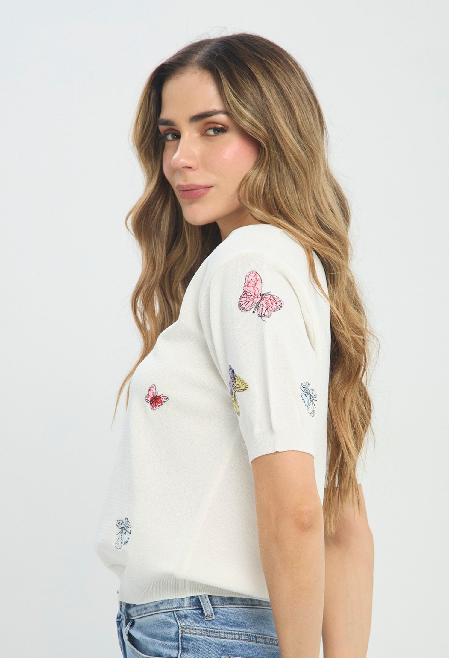 Camiseta Mariposas Bordadas blanco BYBLA Colombia - vista 2