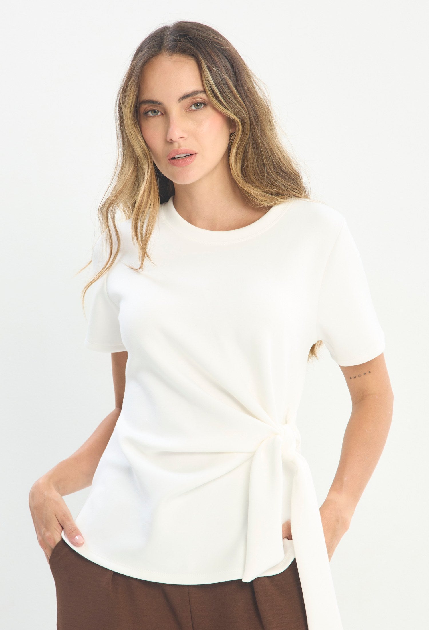 Mujer luciendo blusa blanco BYBLA - Anudada Cintura Tejido
