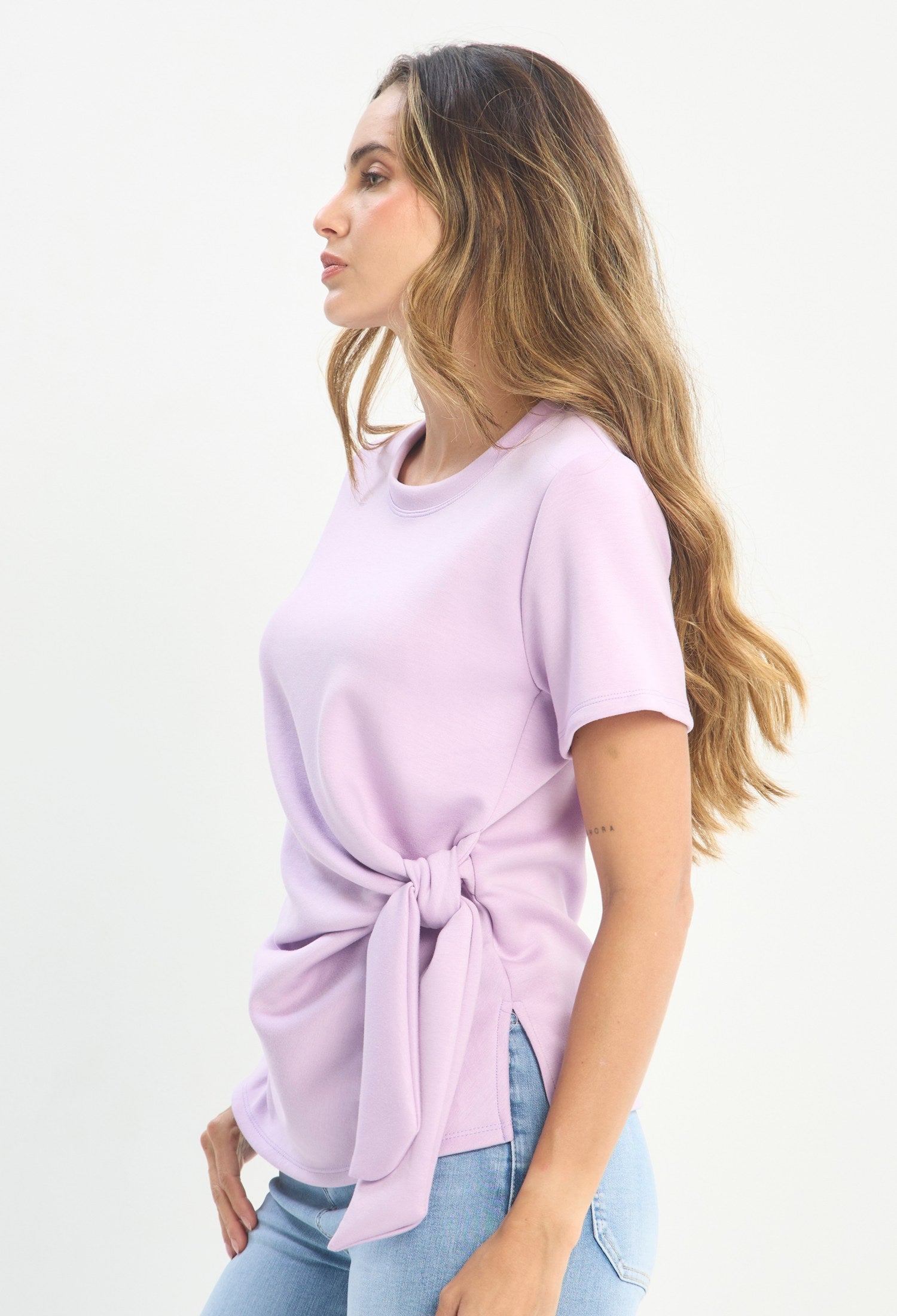 Mujer luciendo blusa morado lila BYBLA - Anudada Cintura Tejido - vista 2