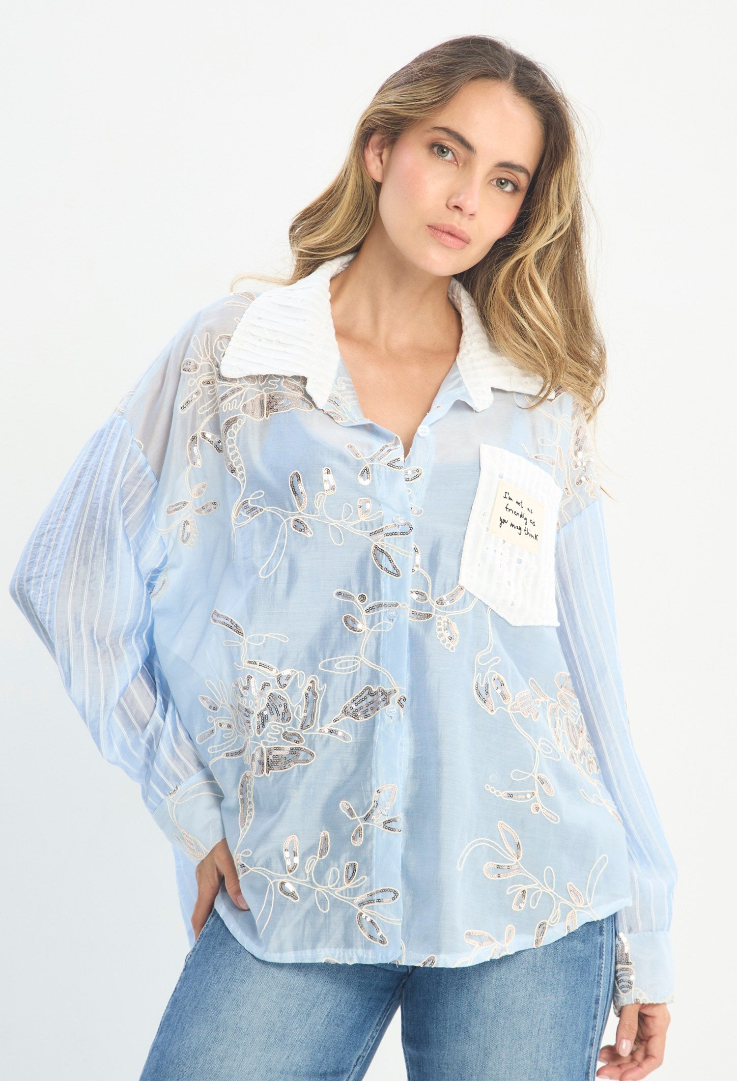 Mujer luciendo blusa azul BYBLA - Bordado Calado