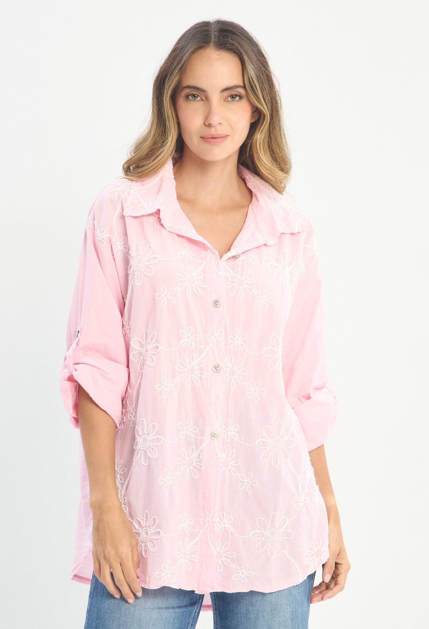 Mujer luciendo blusa rosa BYBLA - Bordado Floral