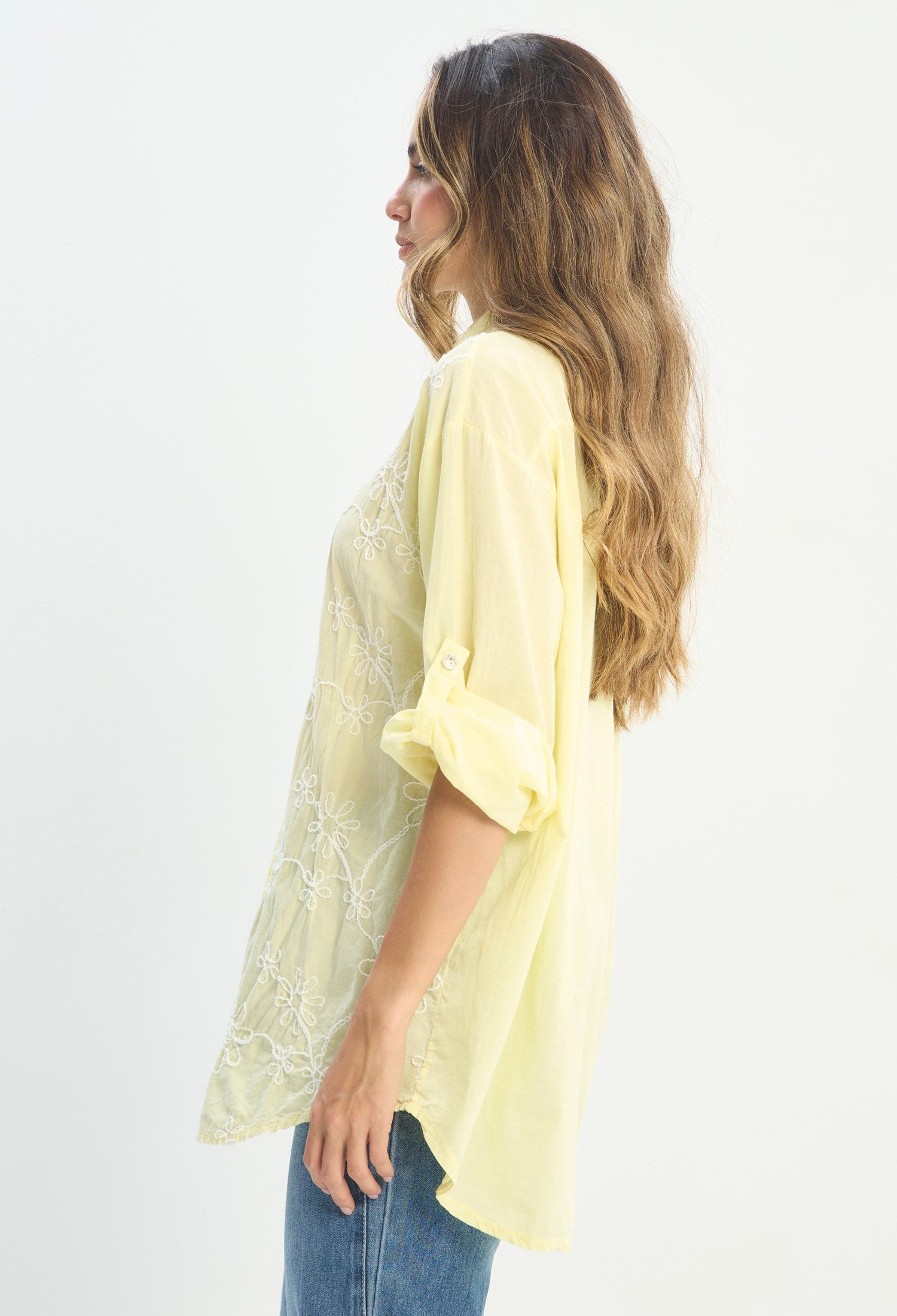 Mujer luciendo blusa amarillo BYBLA - Bordado Floral - vista 2
