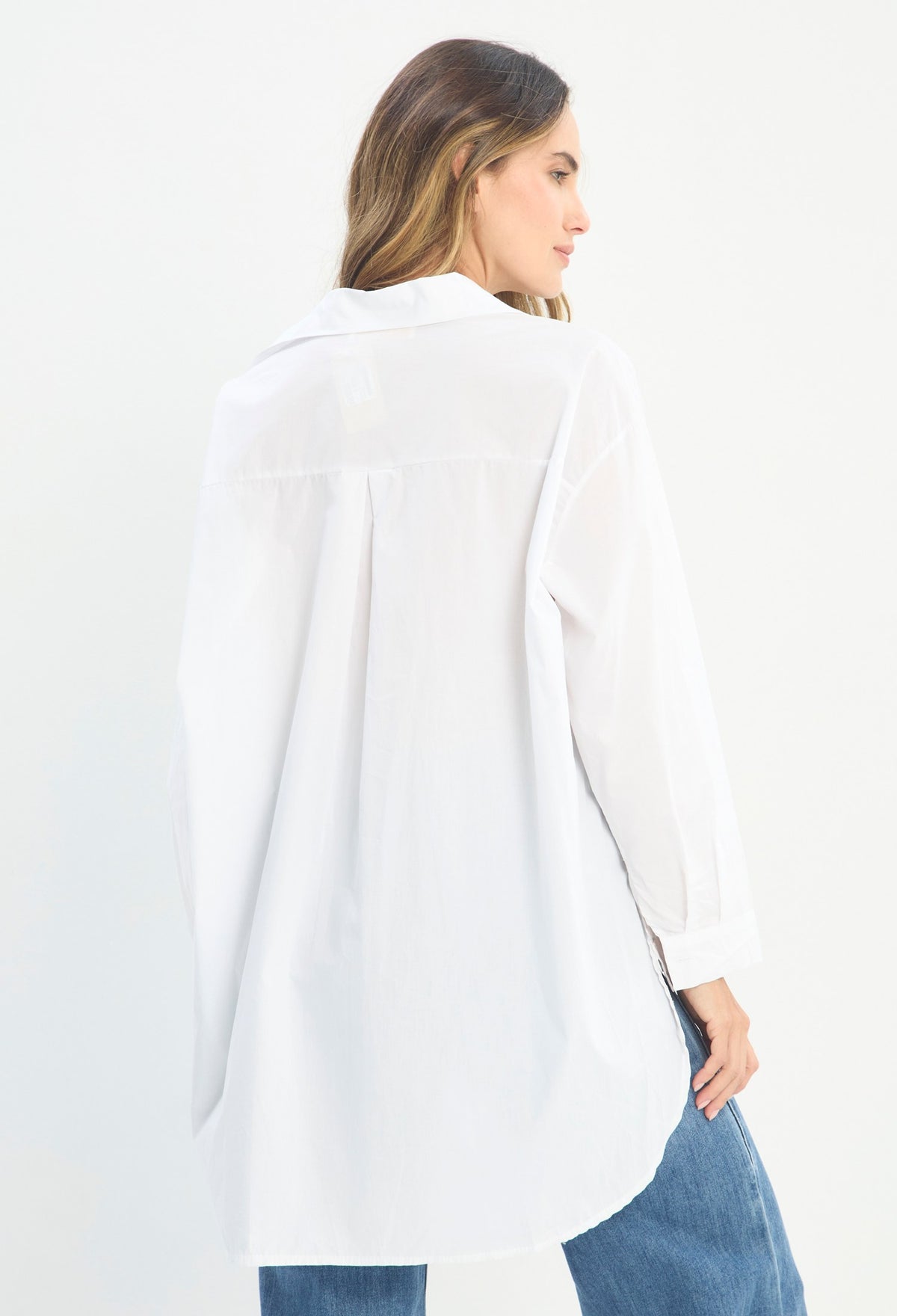Mujer luciendo blusa blanco BYBLA - Bordado Floral - vista 3