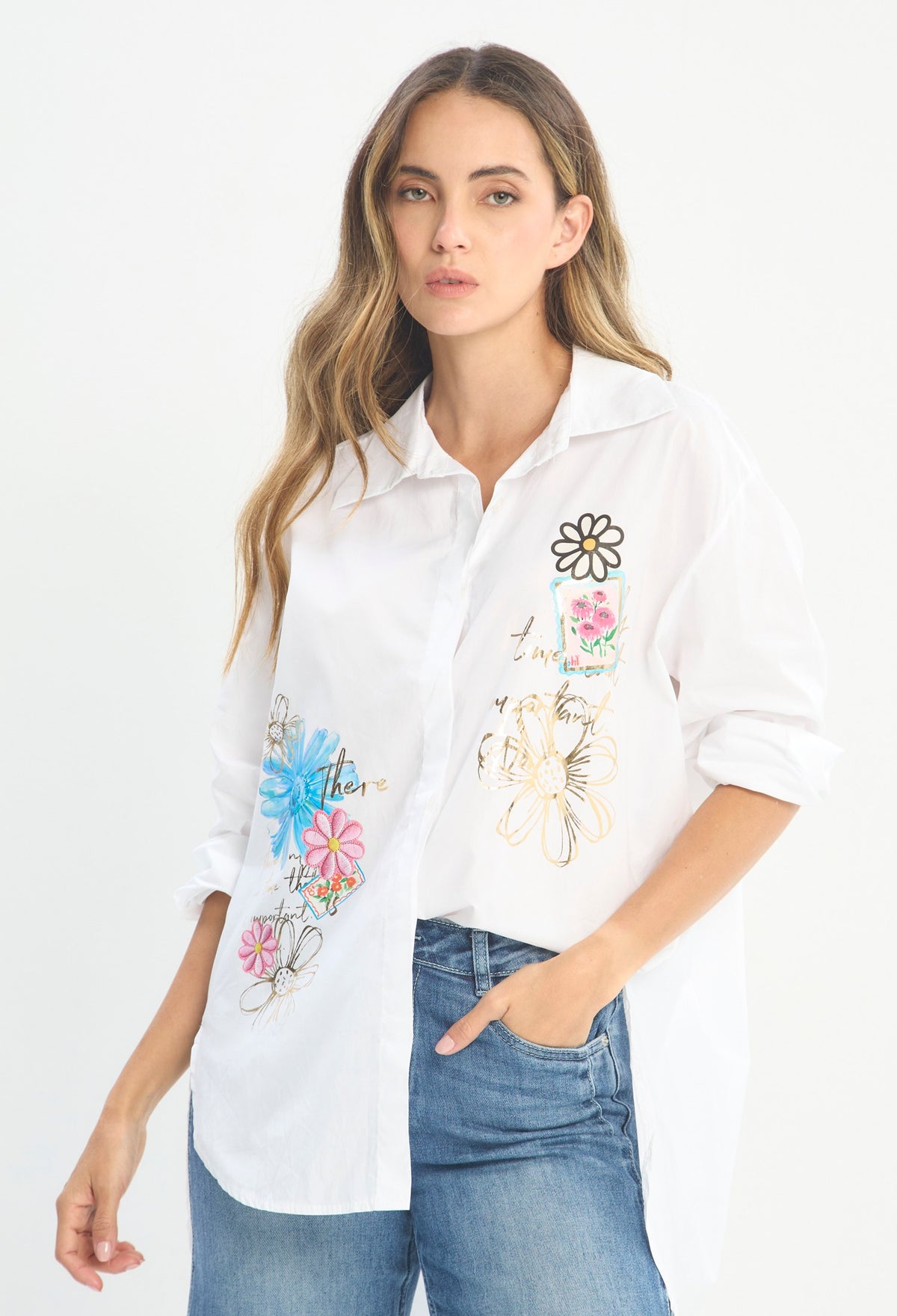 Mujer luciendo blusa blanco BYBLA - Bordado Floral - vista 4