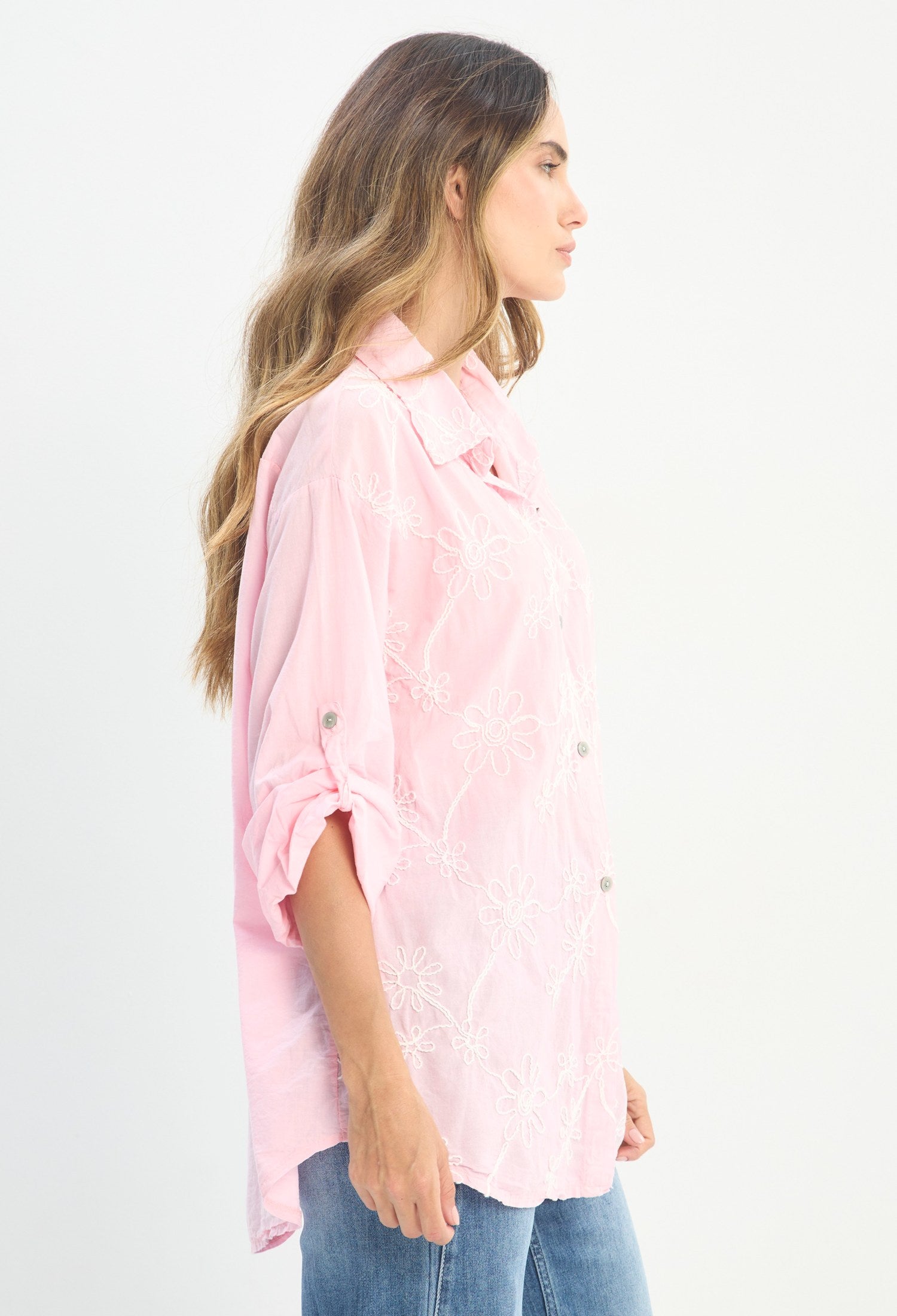 Mujer luciendo blusa rosa BYBLA - Bordado Floral - vista 2