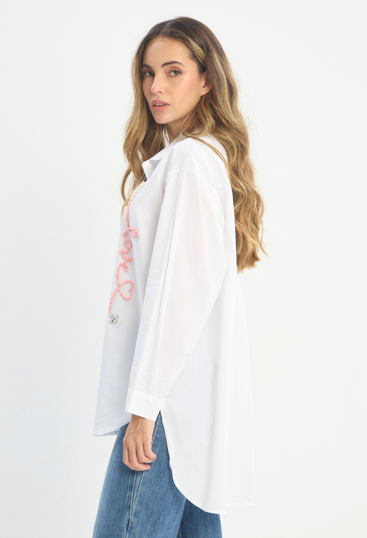 Mujer luciendo blusa blanco BYBLA - Bordado Letras - vista 2