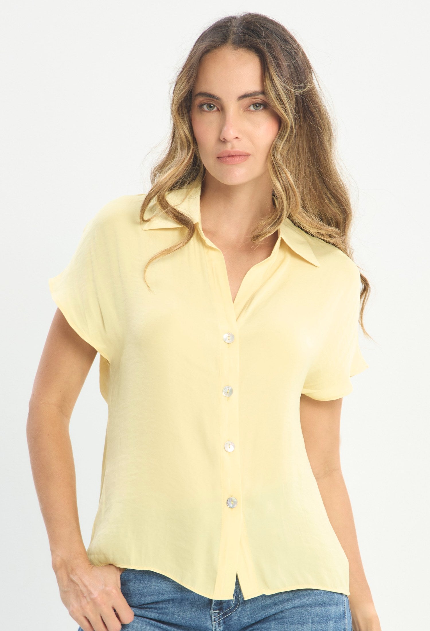 Mujer luciendo blusa amarillo BYBLA - Botones Nácar