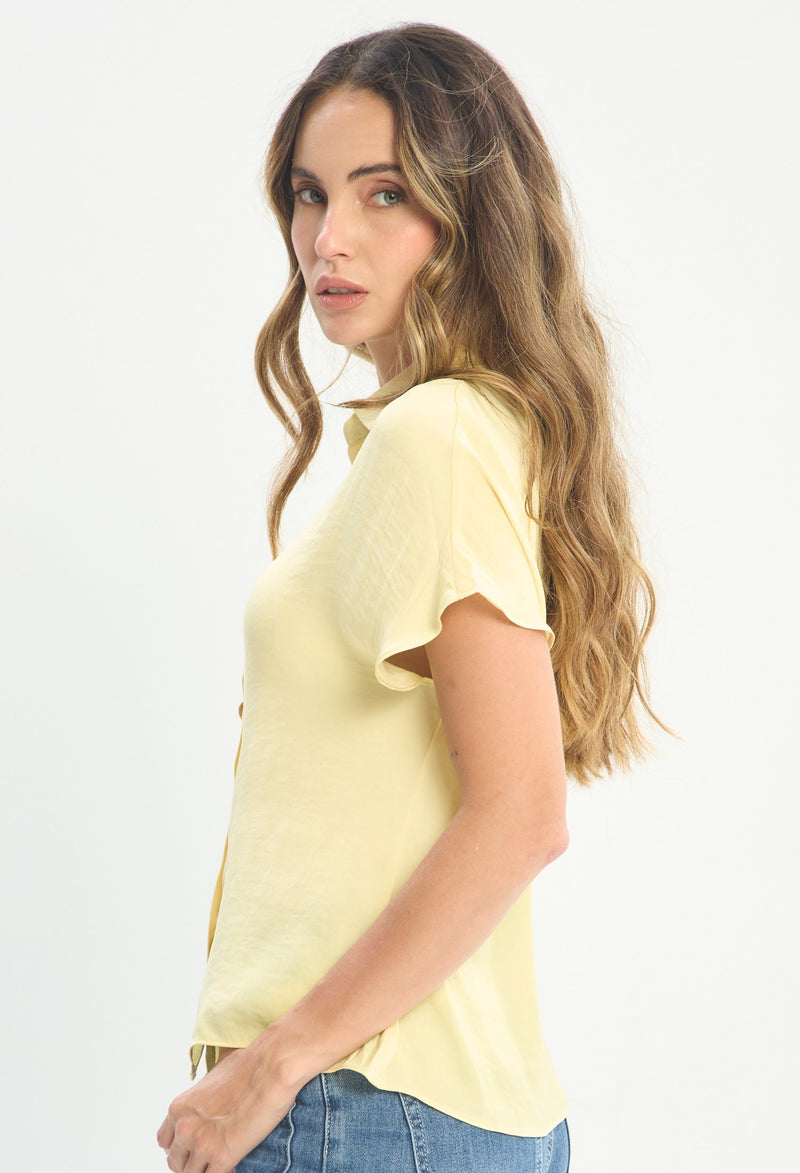 Mujer luciendo blusa amarillo BYBLA - Botones Nácar - vista 2