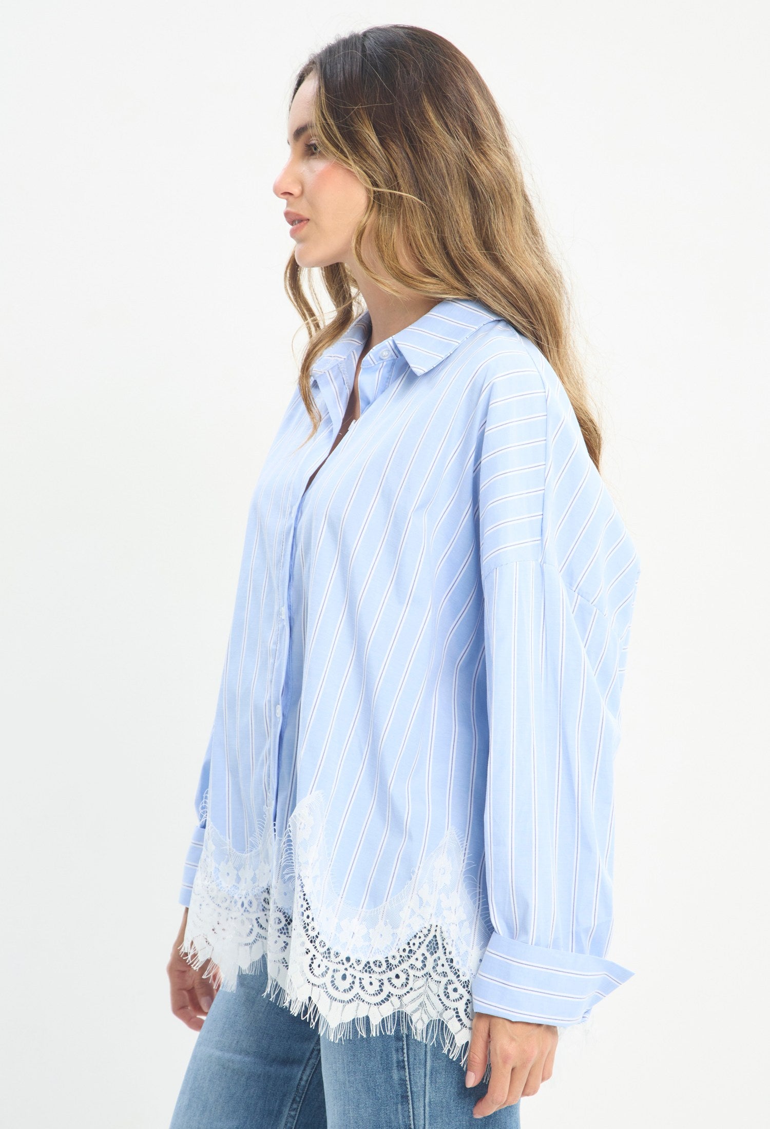 Mujer luciendo blusa azul BYBLA - Encaje Bajo - vista 2